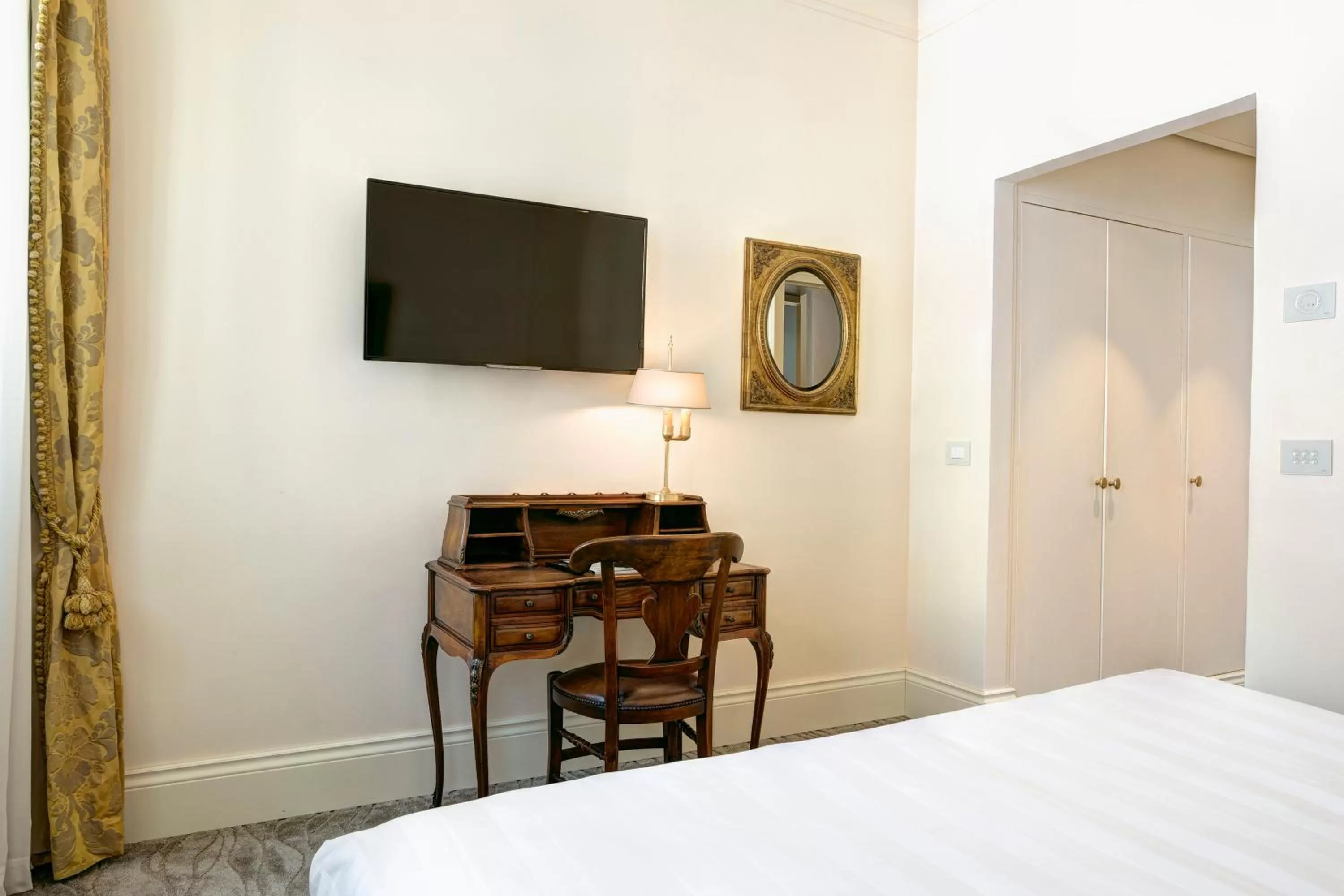 Bed in Grand Hotel Duchi d'Aosta