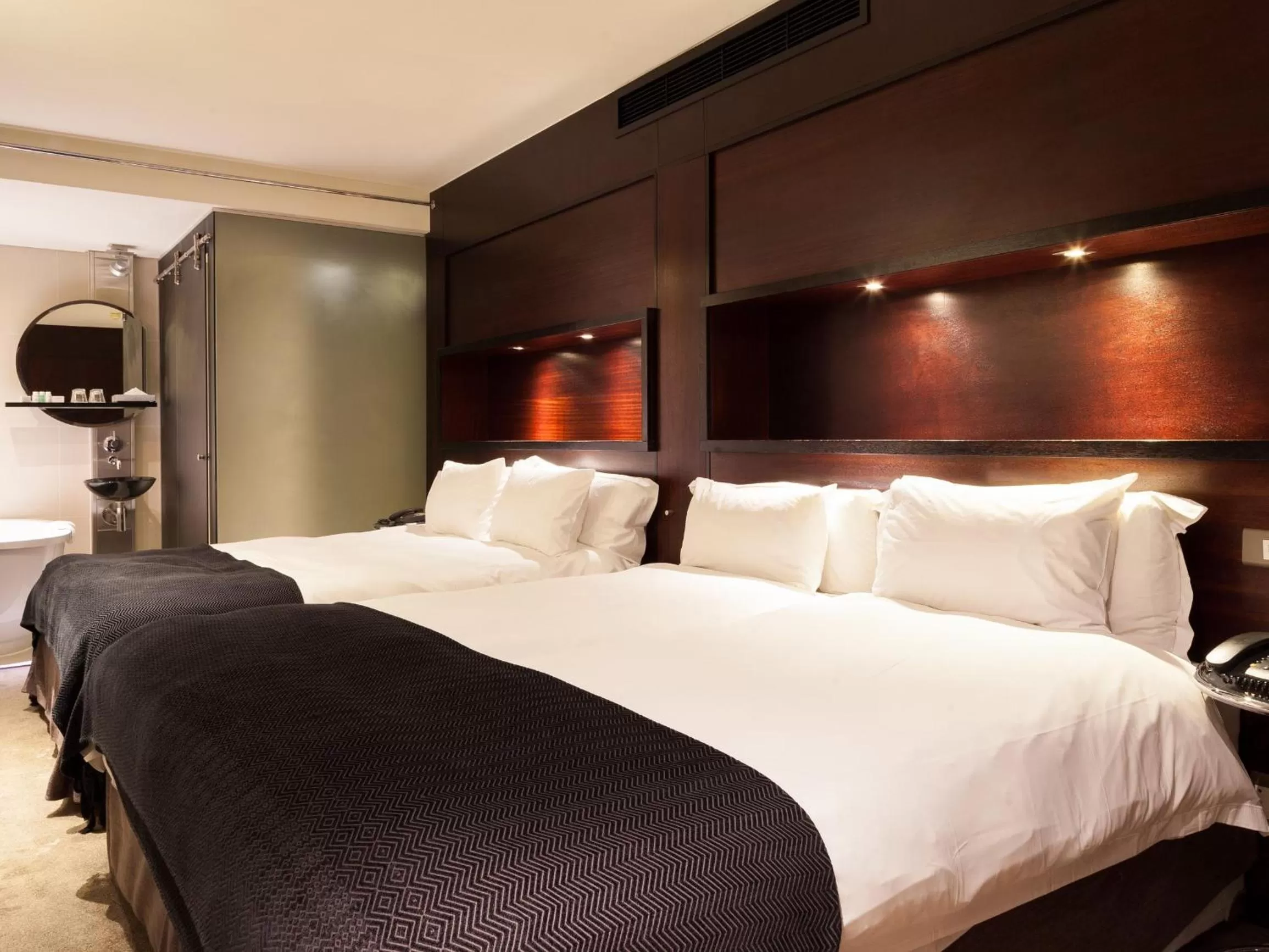 Bedroom, Bed in Colosseum Hotel