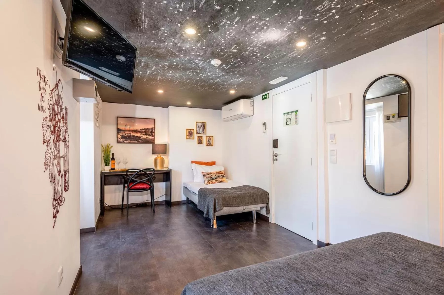 Photo of the whole room in Lisbon Wine House - Rooms & Suites