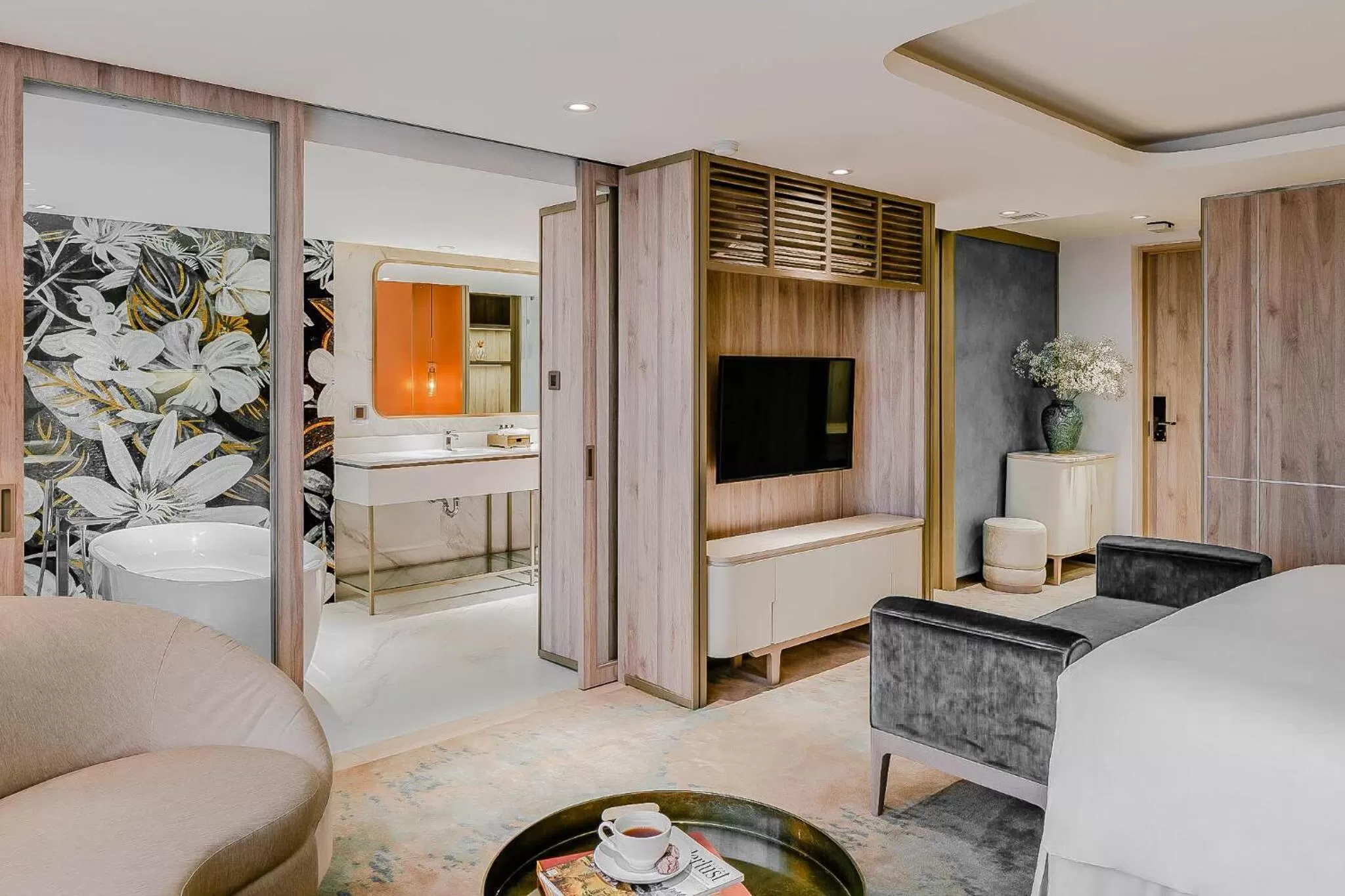 Living room, Bed in Hanoi Le Jardin Hotel & Spa