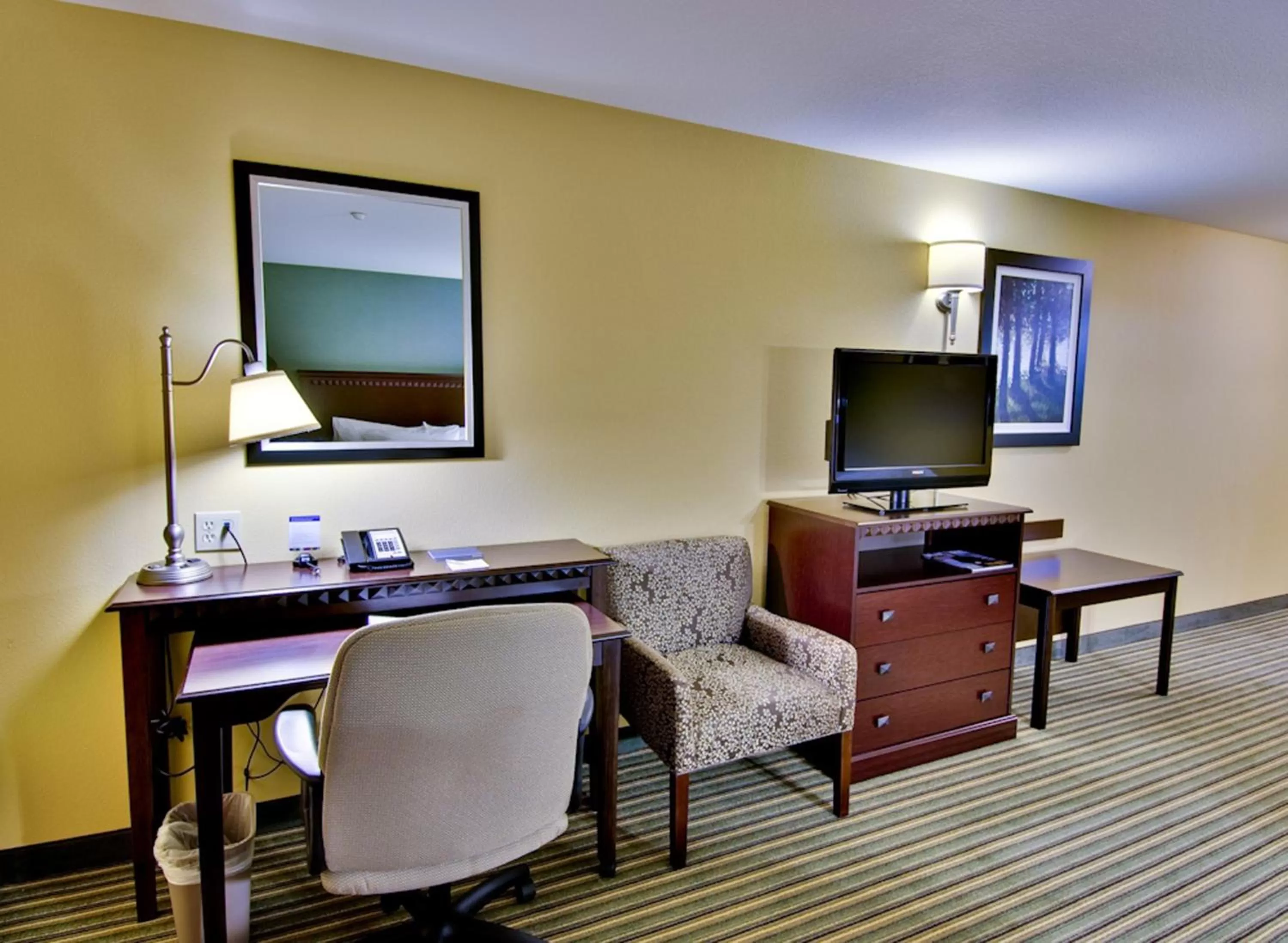 TV and multimedia in Hampton Inn & Suites Moreno Valley