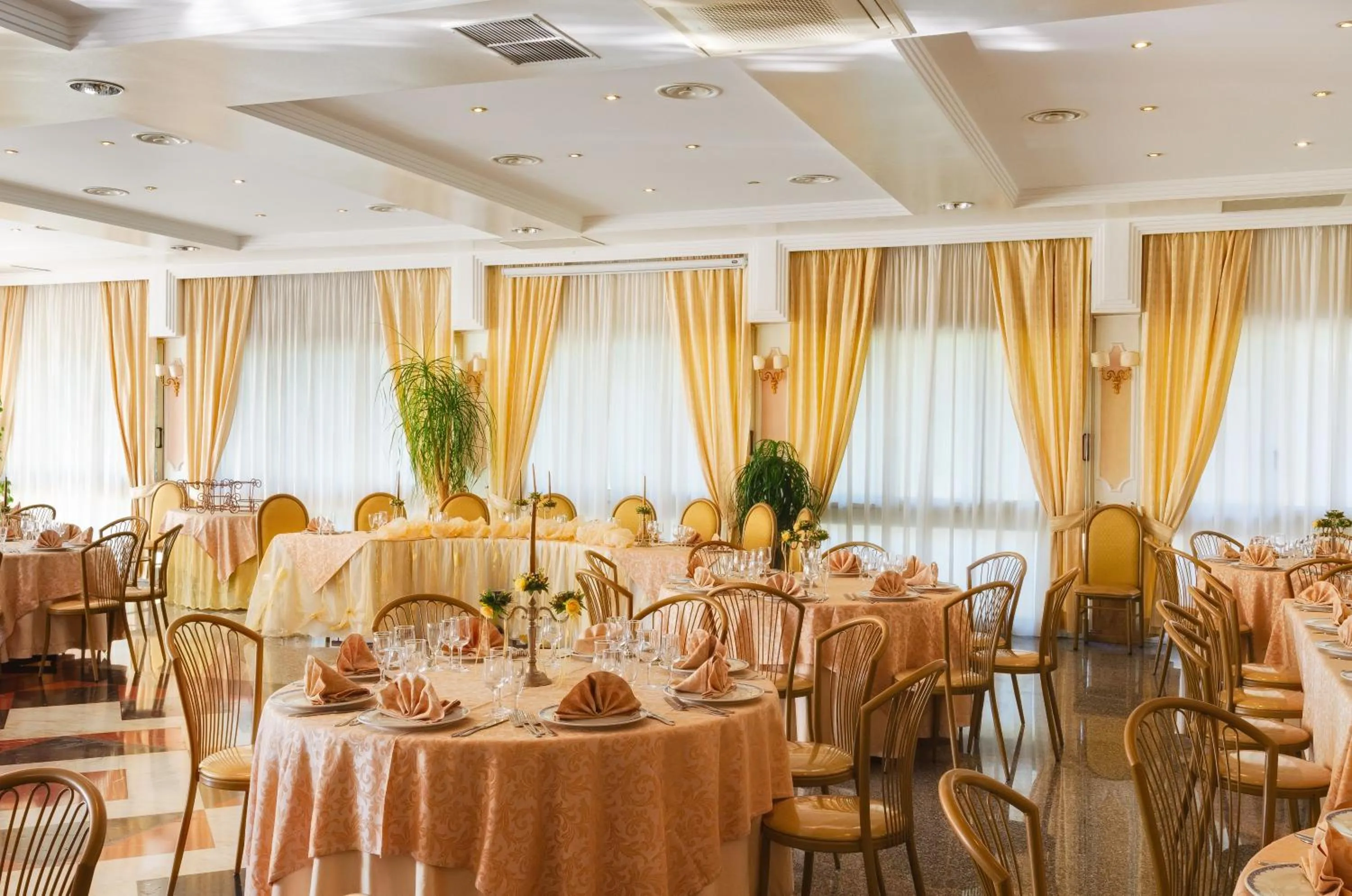 Restaurant/places to eat in Hotel Mediterraneo