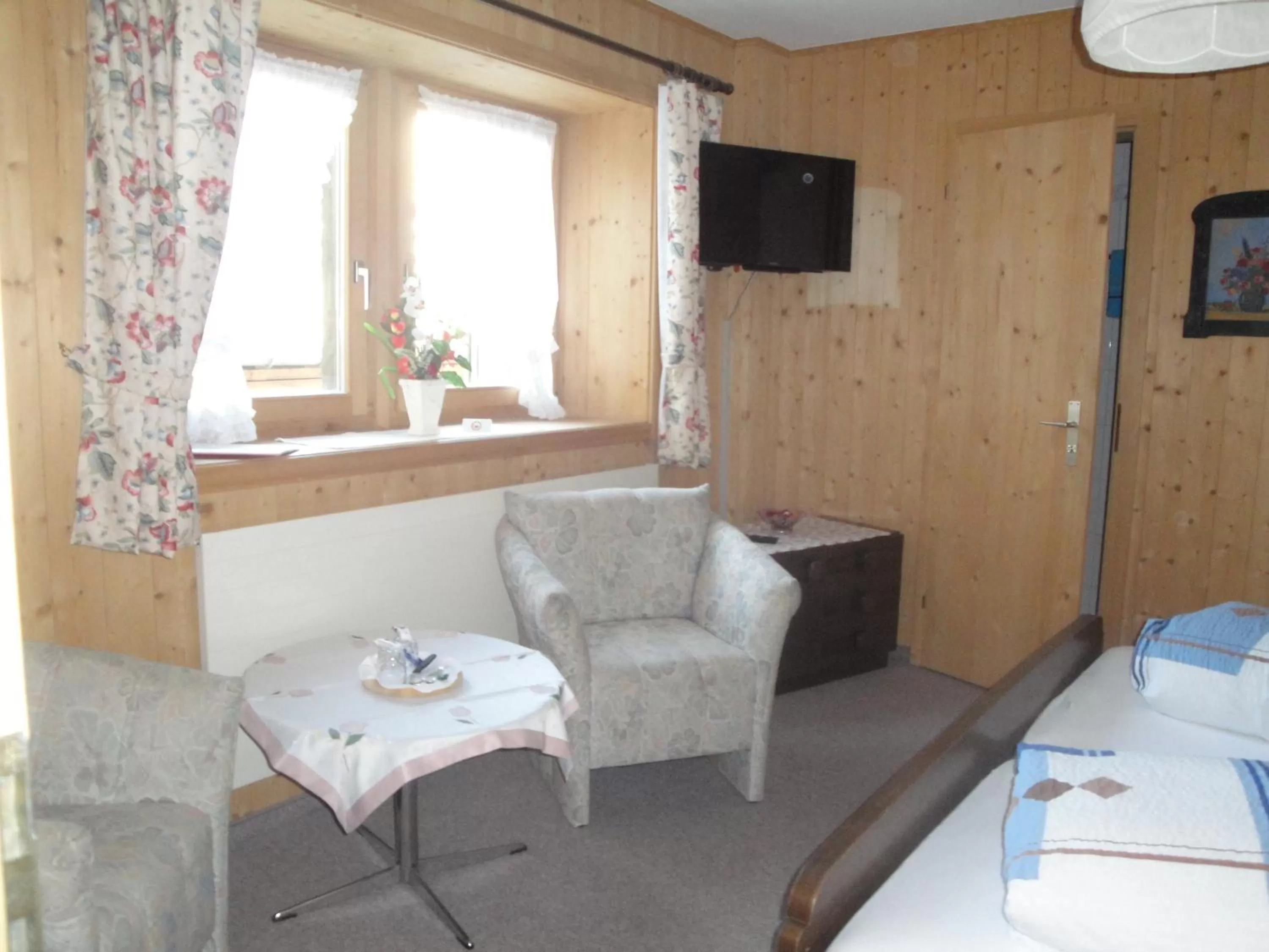 Double Room with Private Shower and Shared Toilet in Zur Stilli Davos Dorf