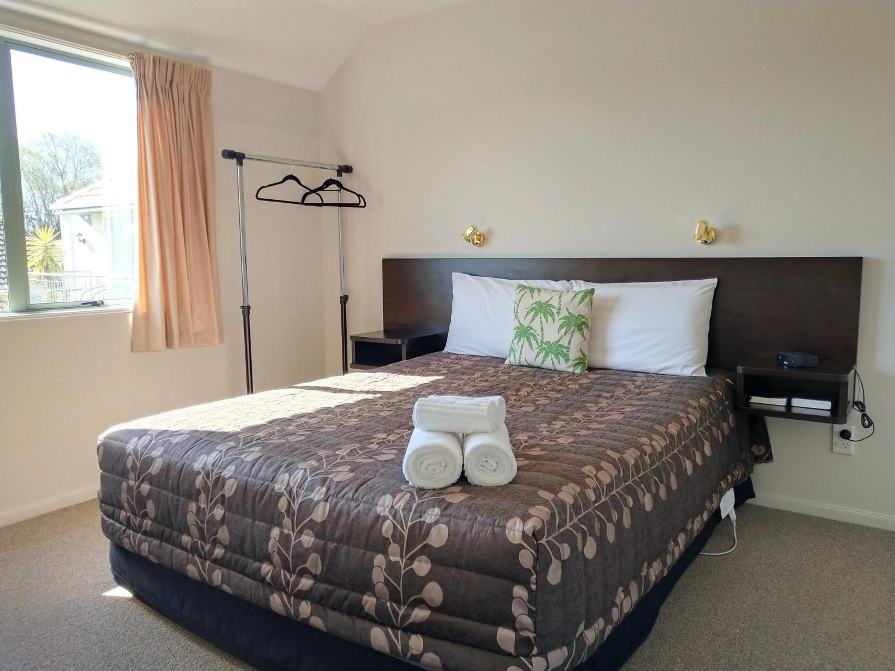 Bedroom, Bed in Alcala Motor Lodge