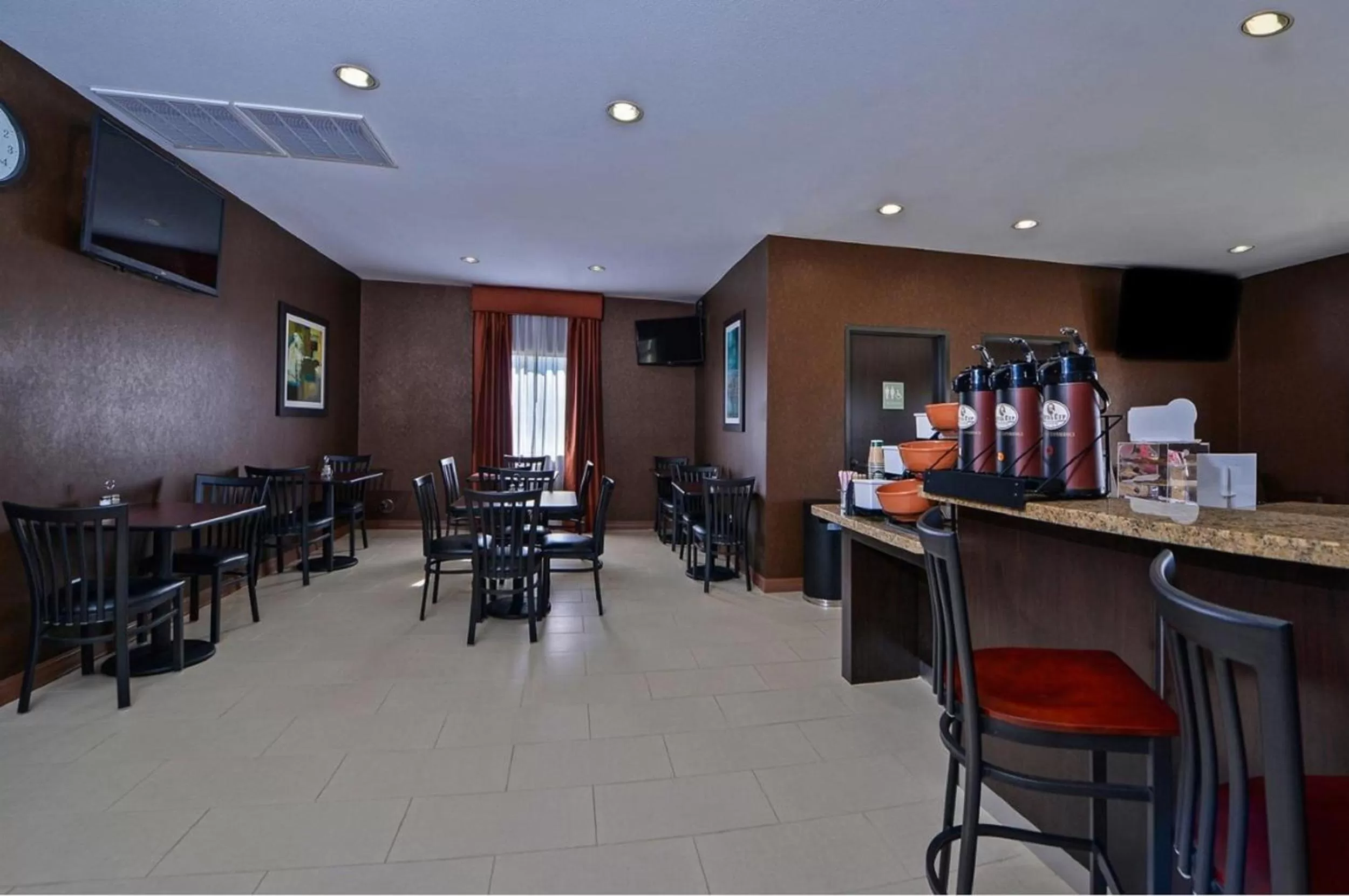 American breakfast in Americas Best Value Inn Cuero