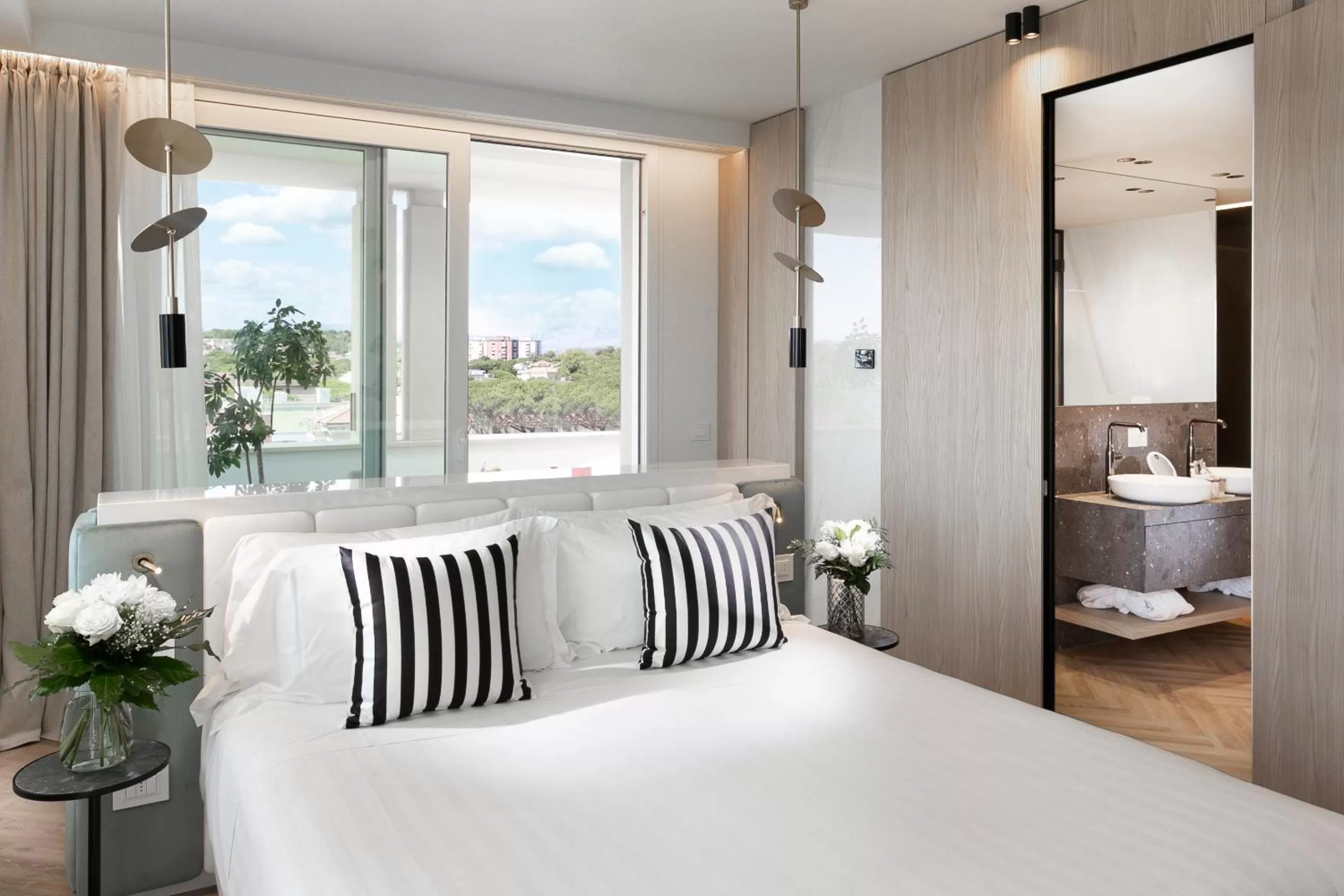 Bathroom, Bed in Hotel Ambasciatori