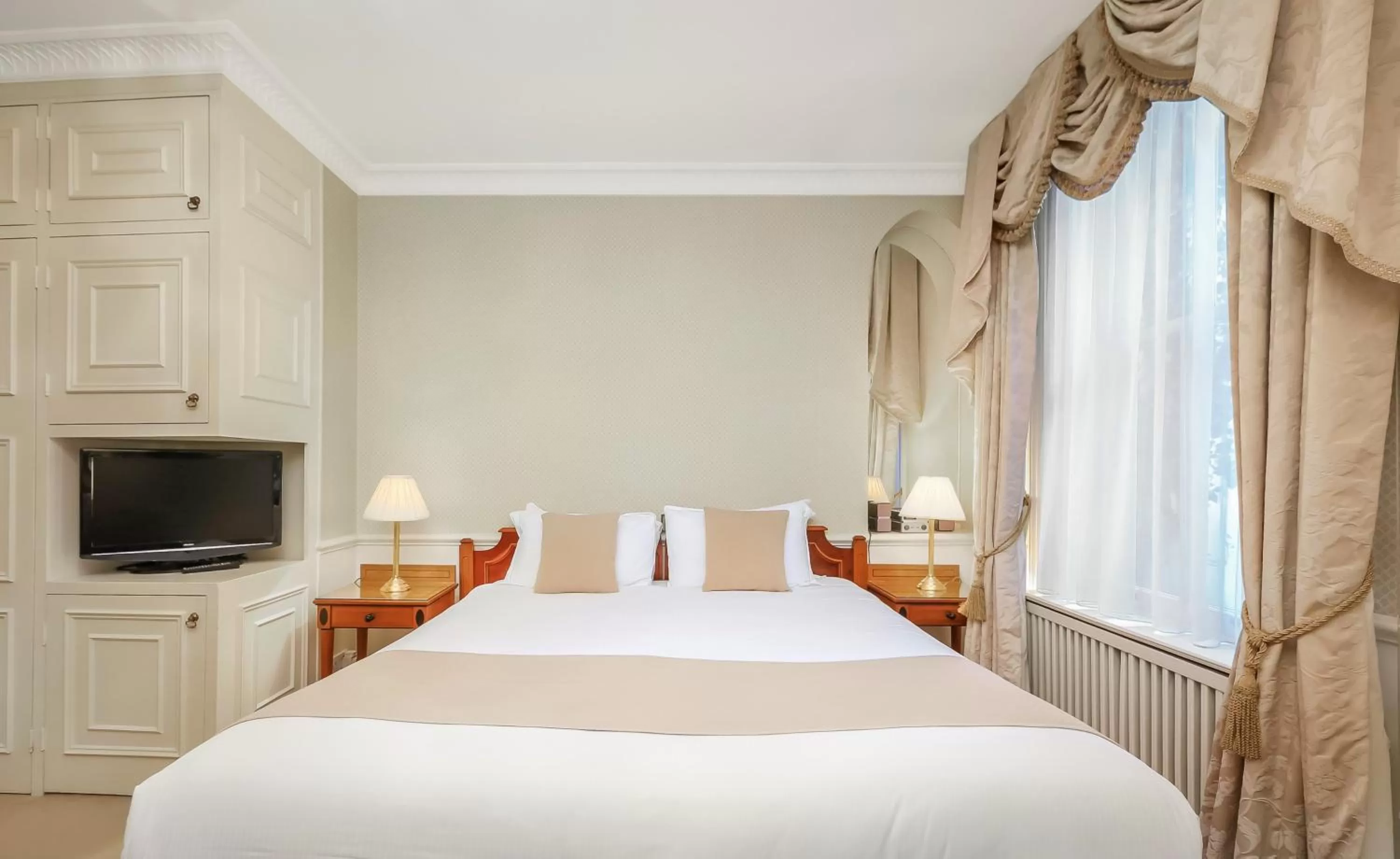 Bed in 44 Curzon Street by Mansley