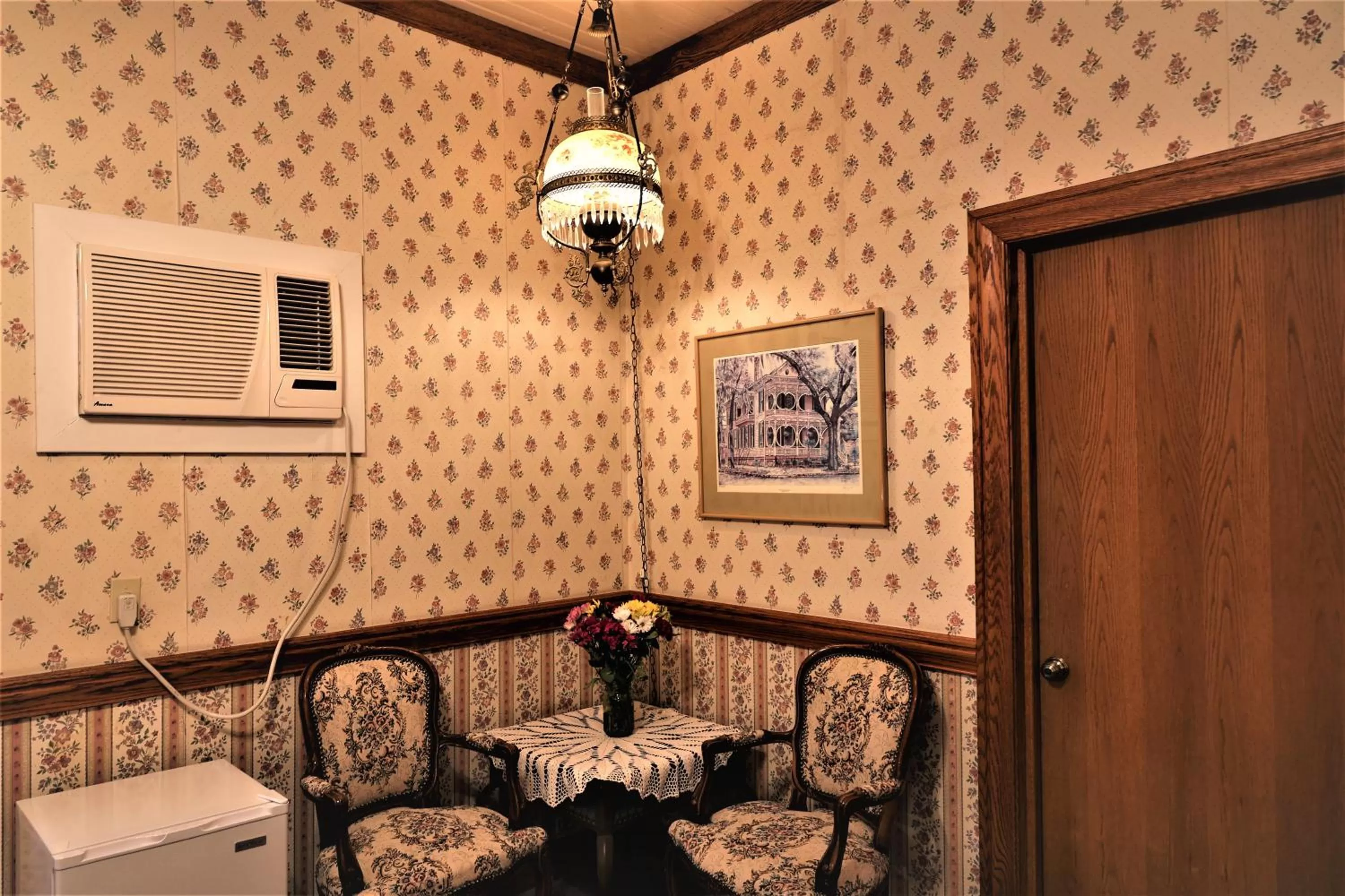 Seating area in Mariposa Hotel Inn