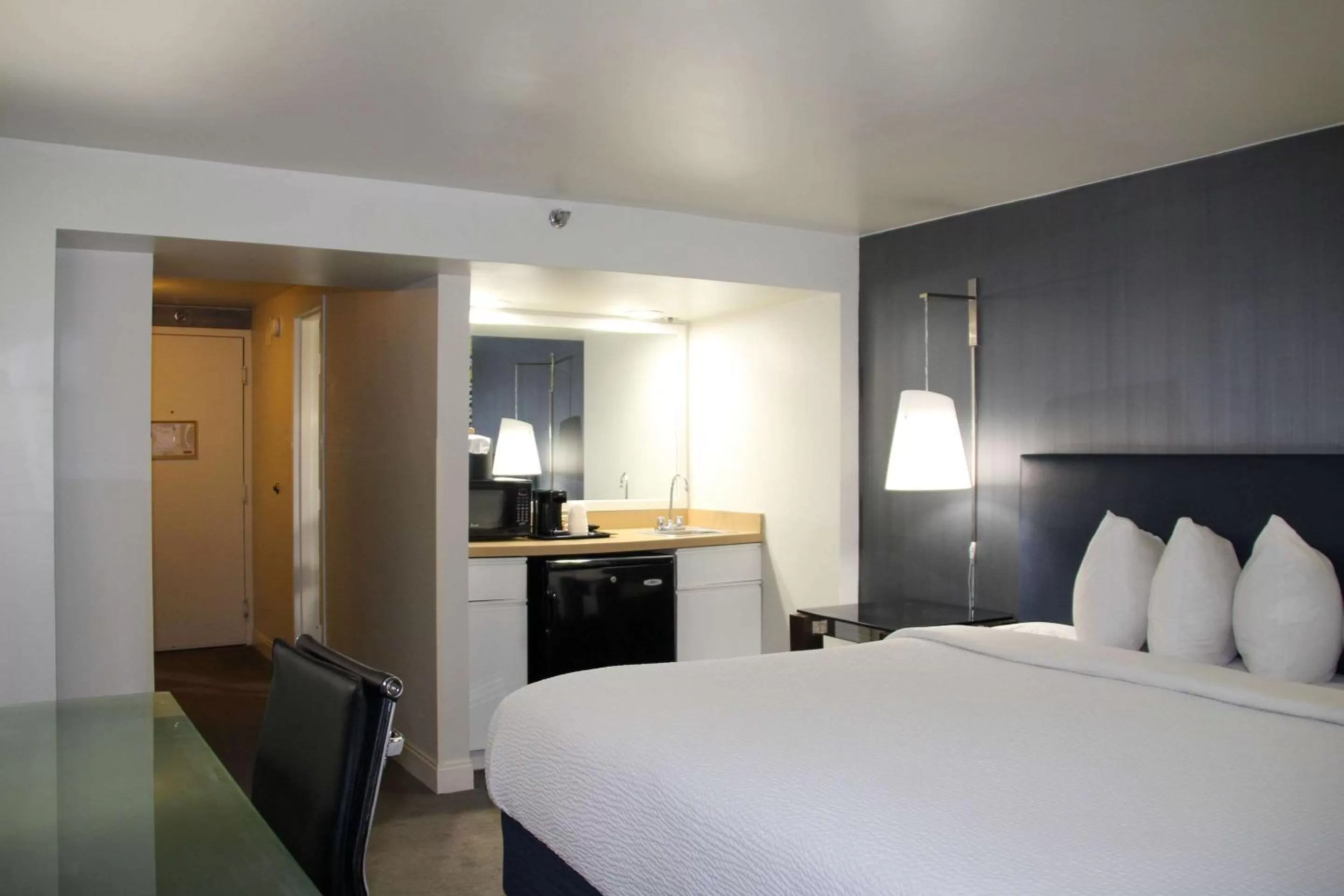 Standard King Room - Non-Smoking  in Comfort Inn & Suites Baltimore Inner Harbor