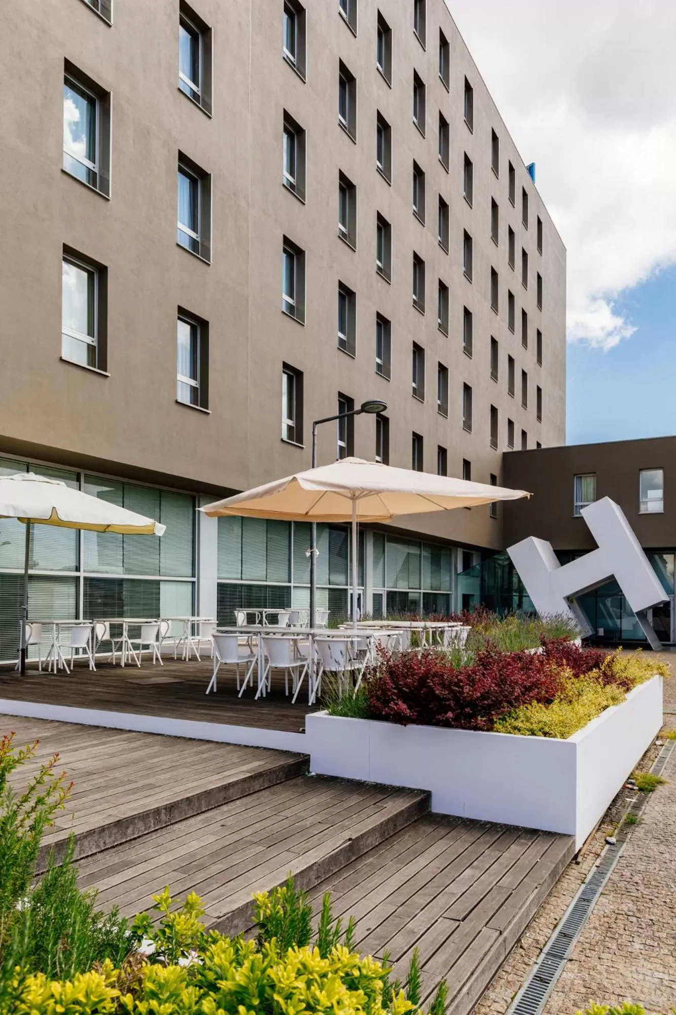 Property building in Basic Braga by Axis