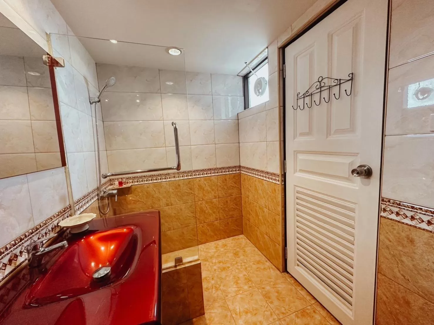 Shower in Hotel De Khuvieng