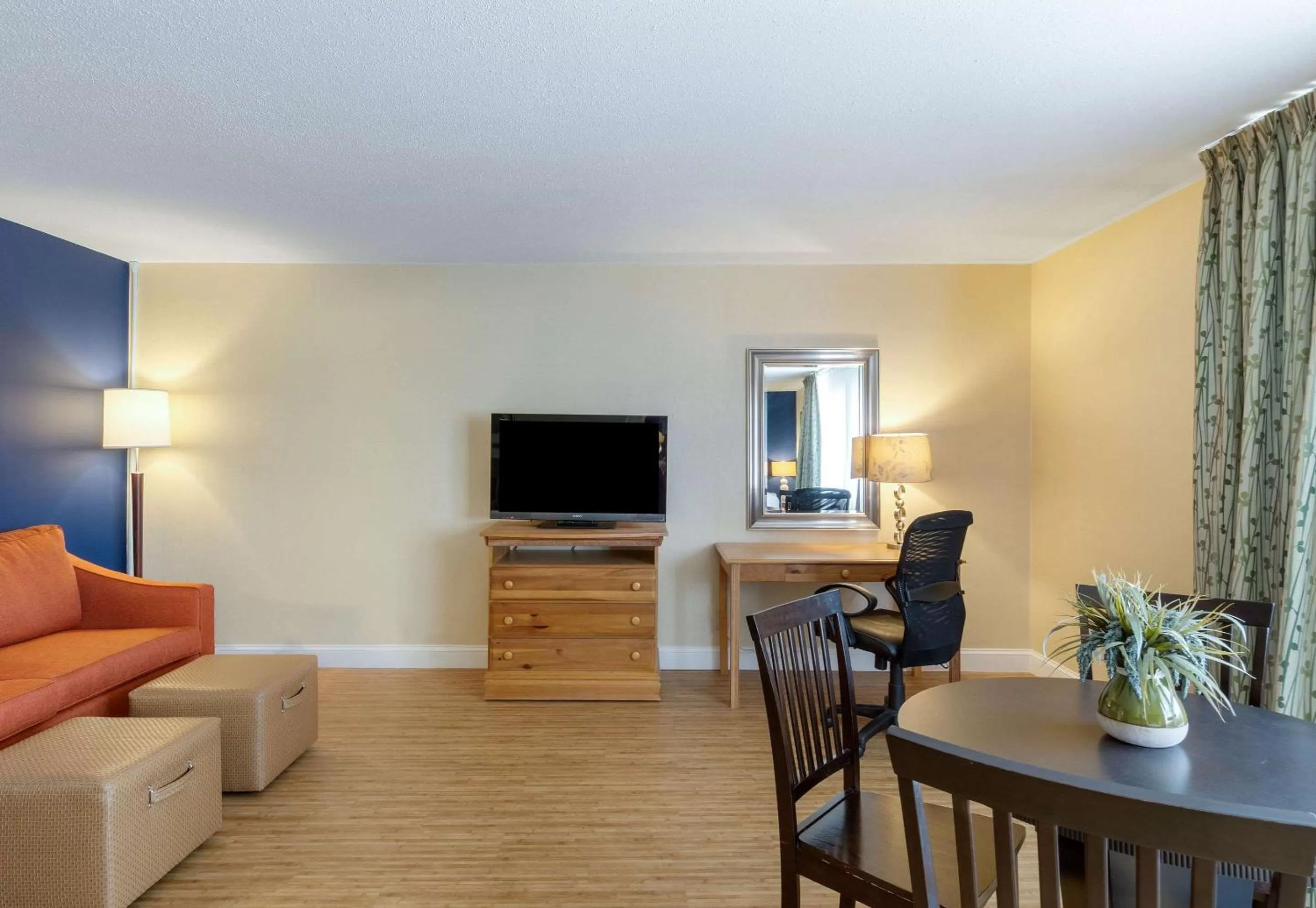 Photo of the whole room, TV/Entertainment Center in Clarion Hotel Seekonk - Providence
