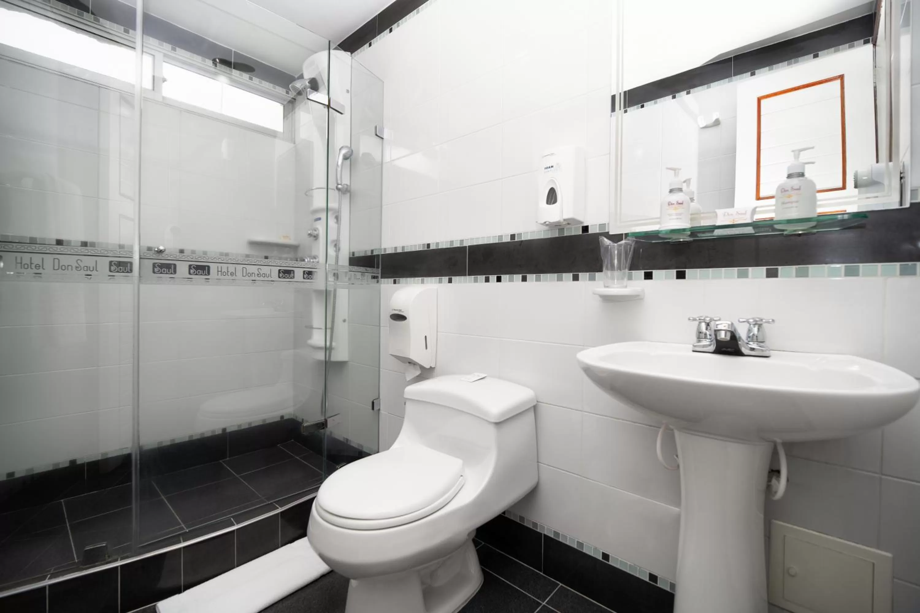 Shower in Hotel Don Saul