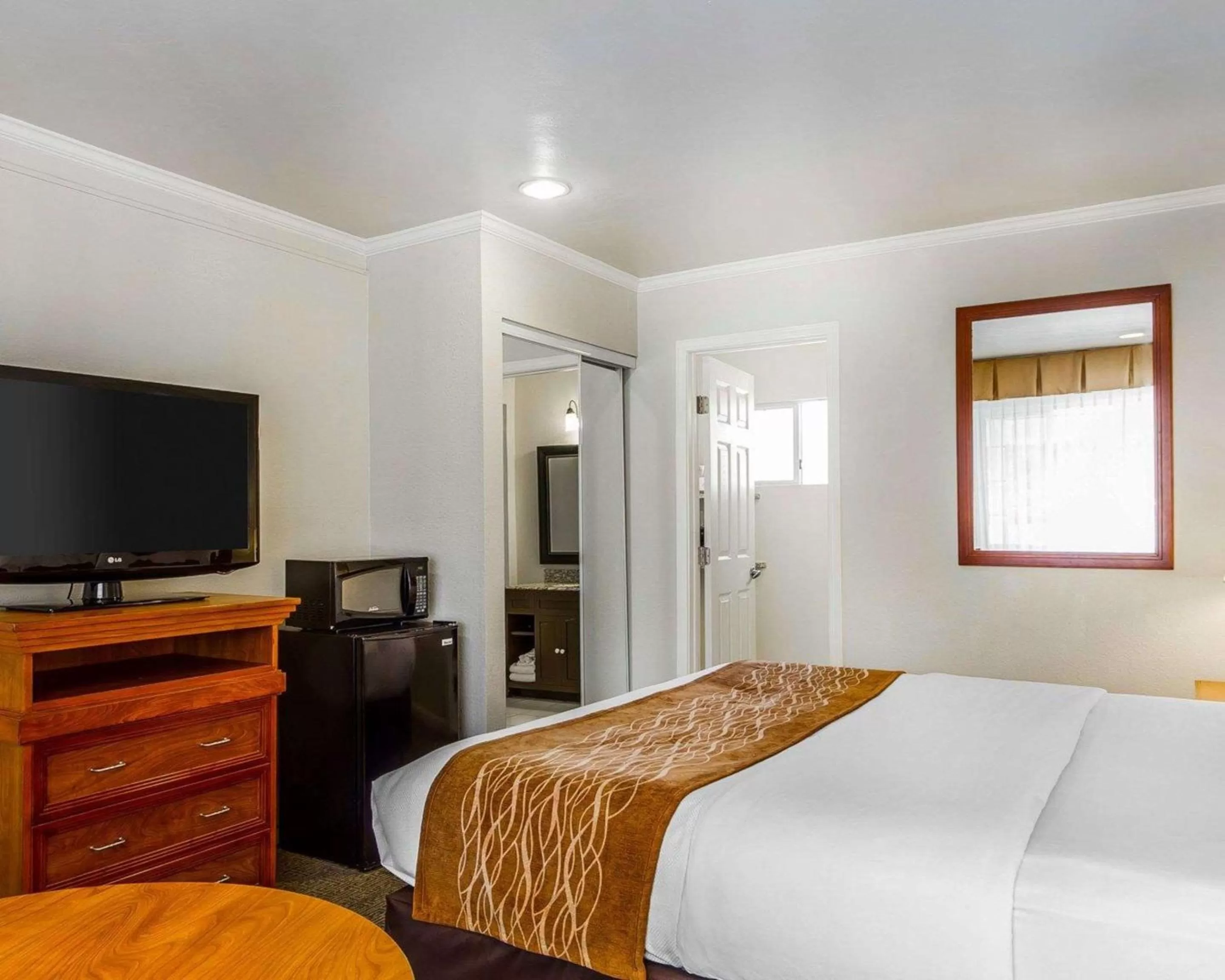 Photo of the whole room, Bed in The Inn at 1252 Monterey