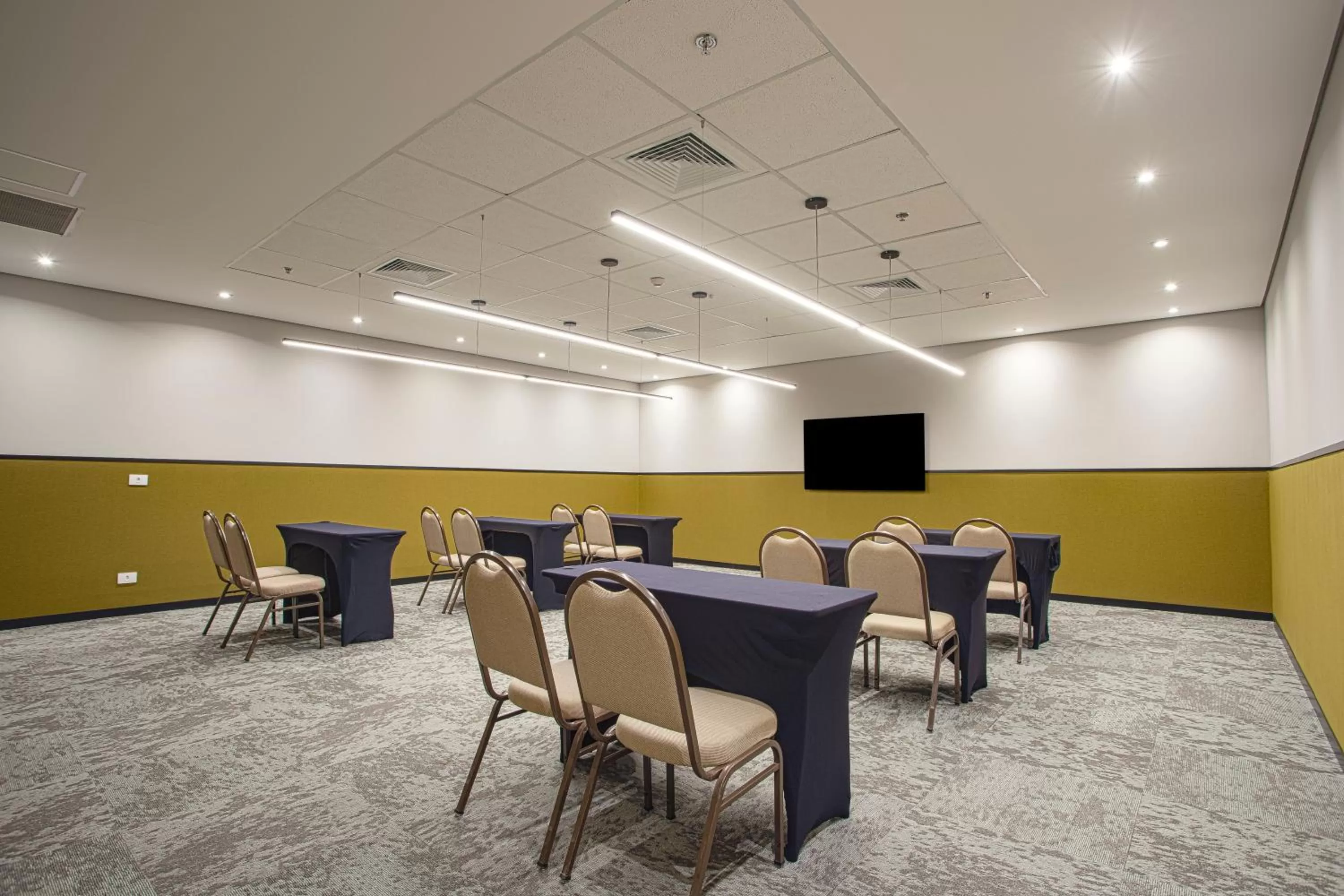 Banquet/Function facilities in QOYA Hotel Curitiba, Curio Collection by Hilton
