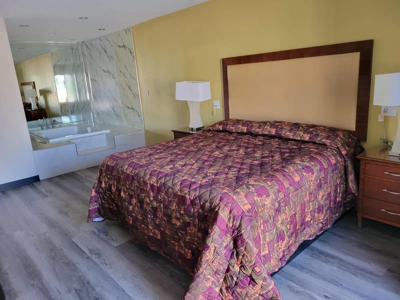 Bed in Stadium Inn & Spas