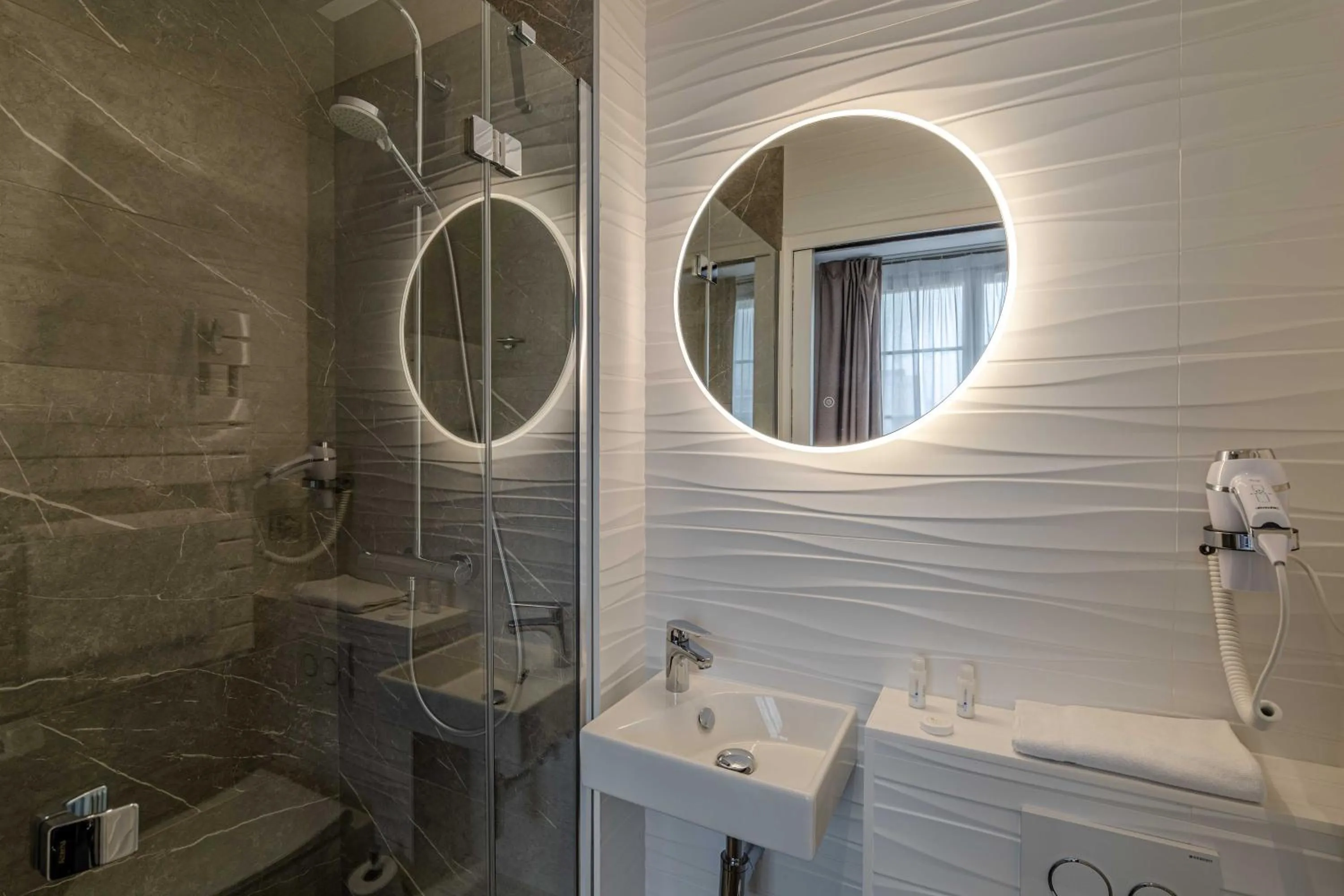 Bathroom in Campanile Caen Centre Gare