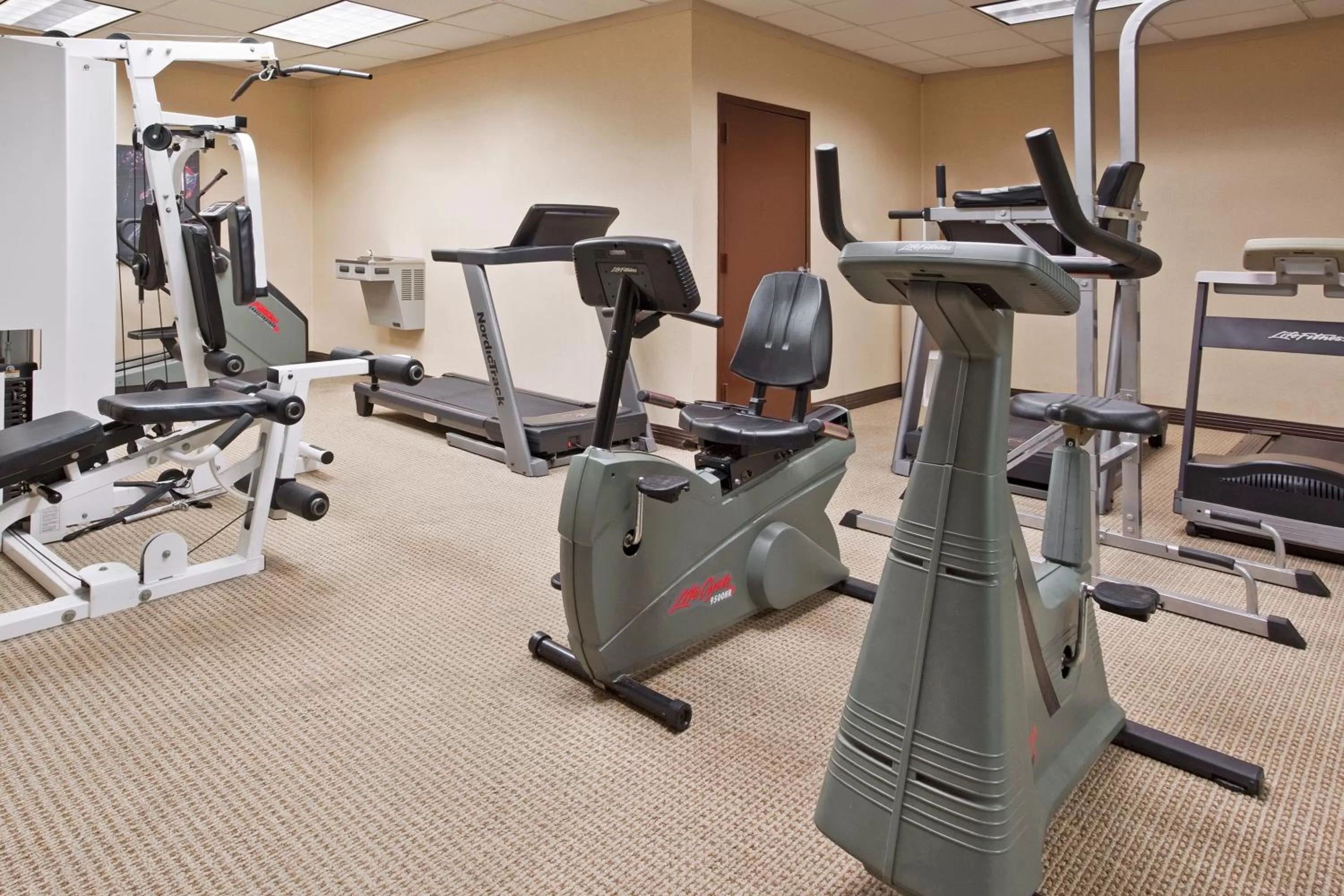 Fitness centre/facilities in Days Inn by Wyndham Warren