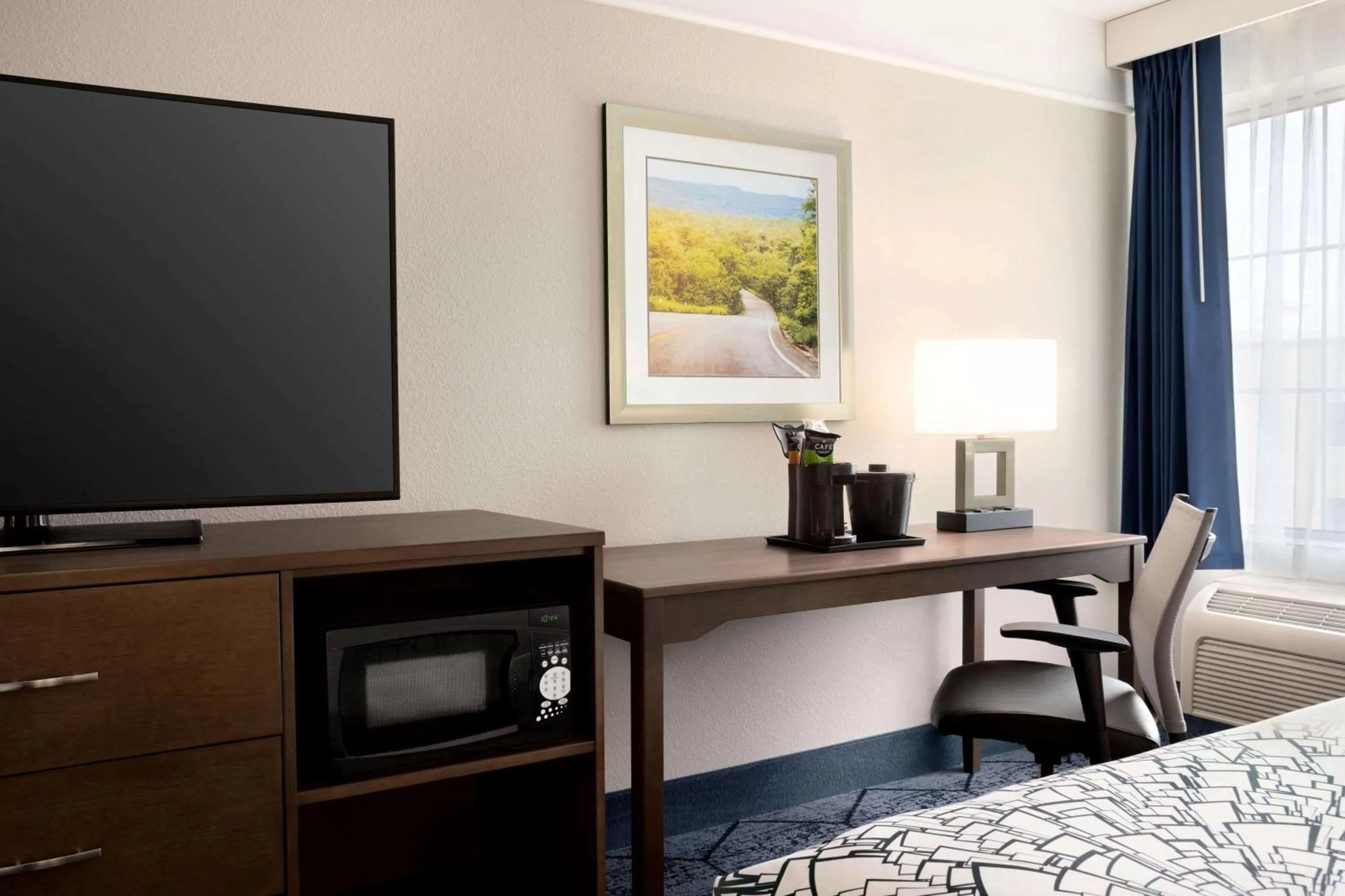 TV and multimedia, Bed in La Quinta Inn and Suites by Wyndham at WaTiki Waterpark