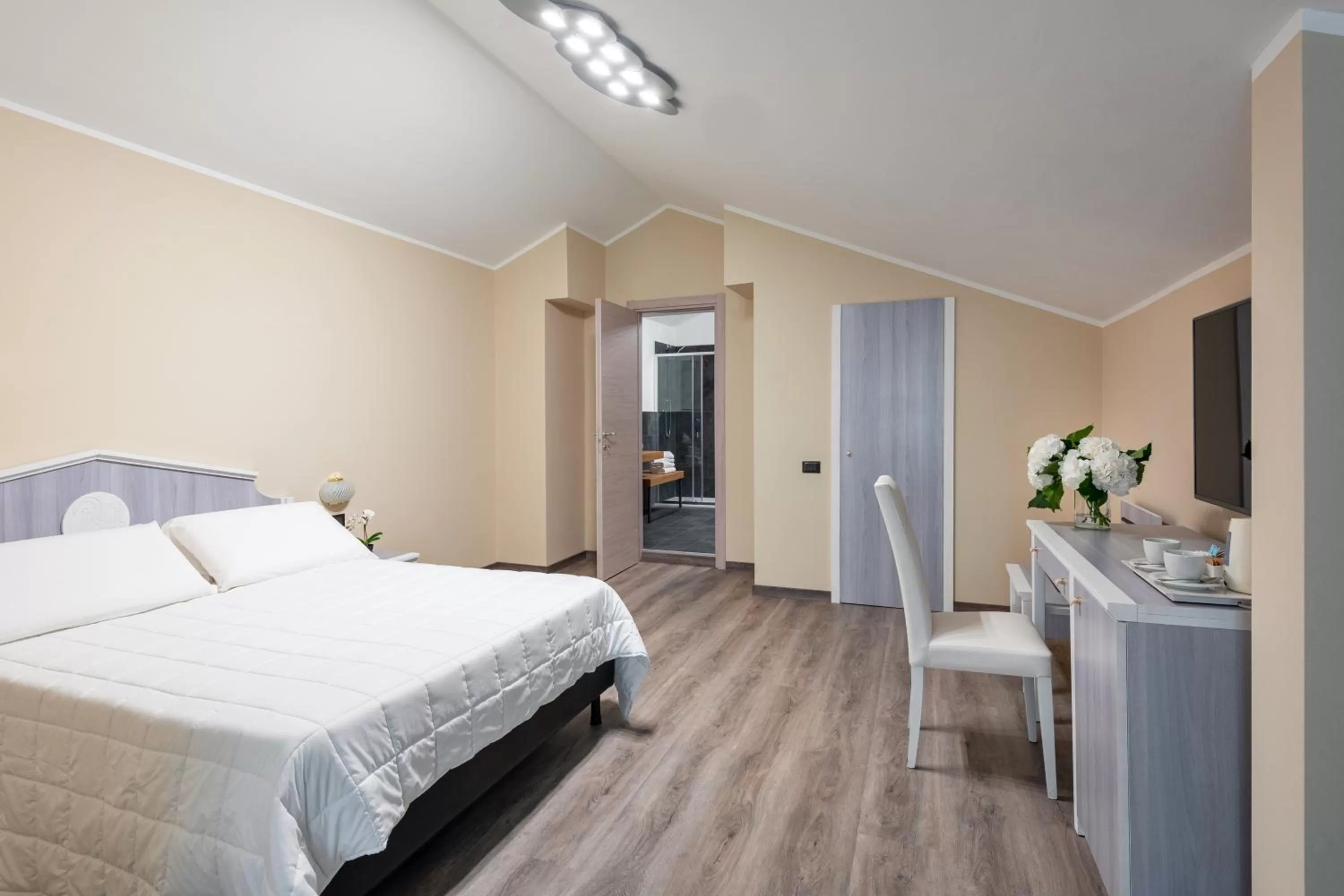 Bedroom, Bed in Rivoli Hotel