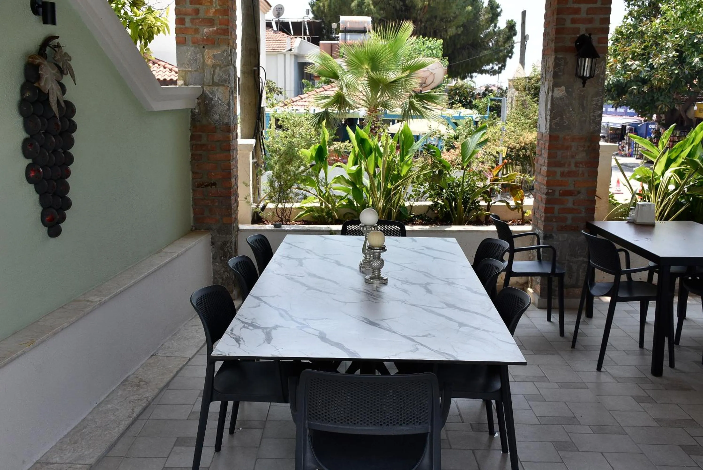 Restaurant/places to eat in Magic Tulip Hotel