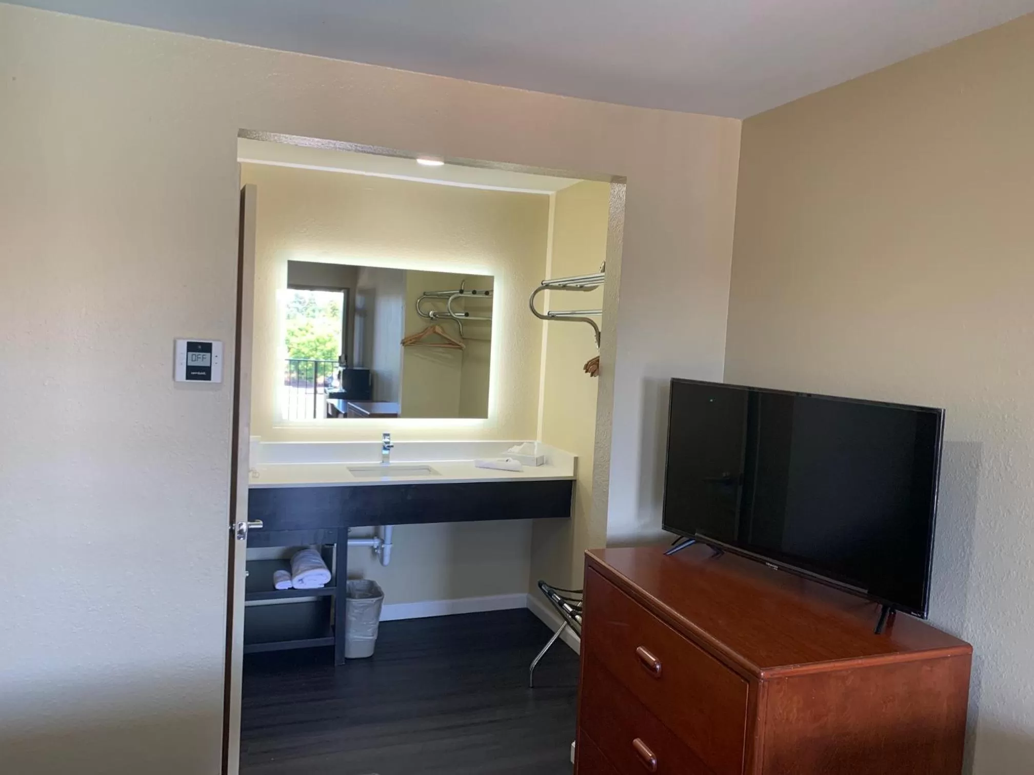 Bathroom in Rodeway Inn Sacramento-University Area