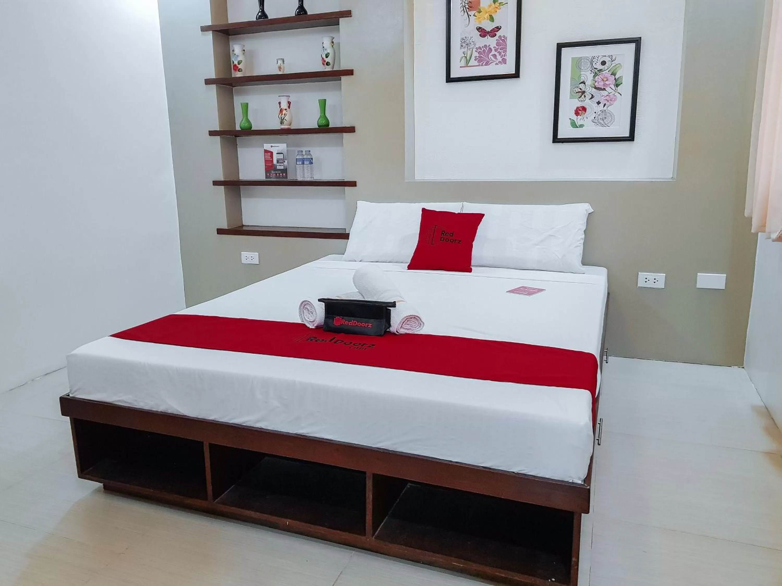 Photo of the whole room, Bed in RedDoorz @ Caimito Drive Dampas