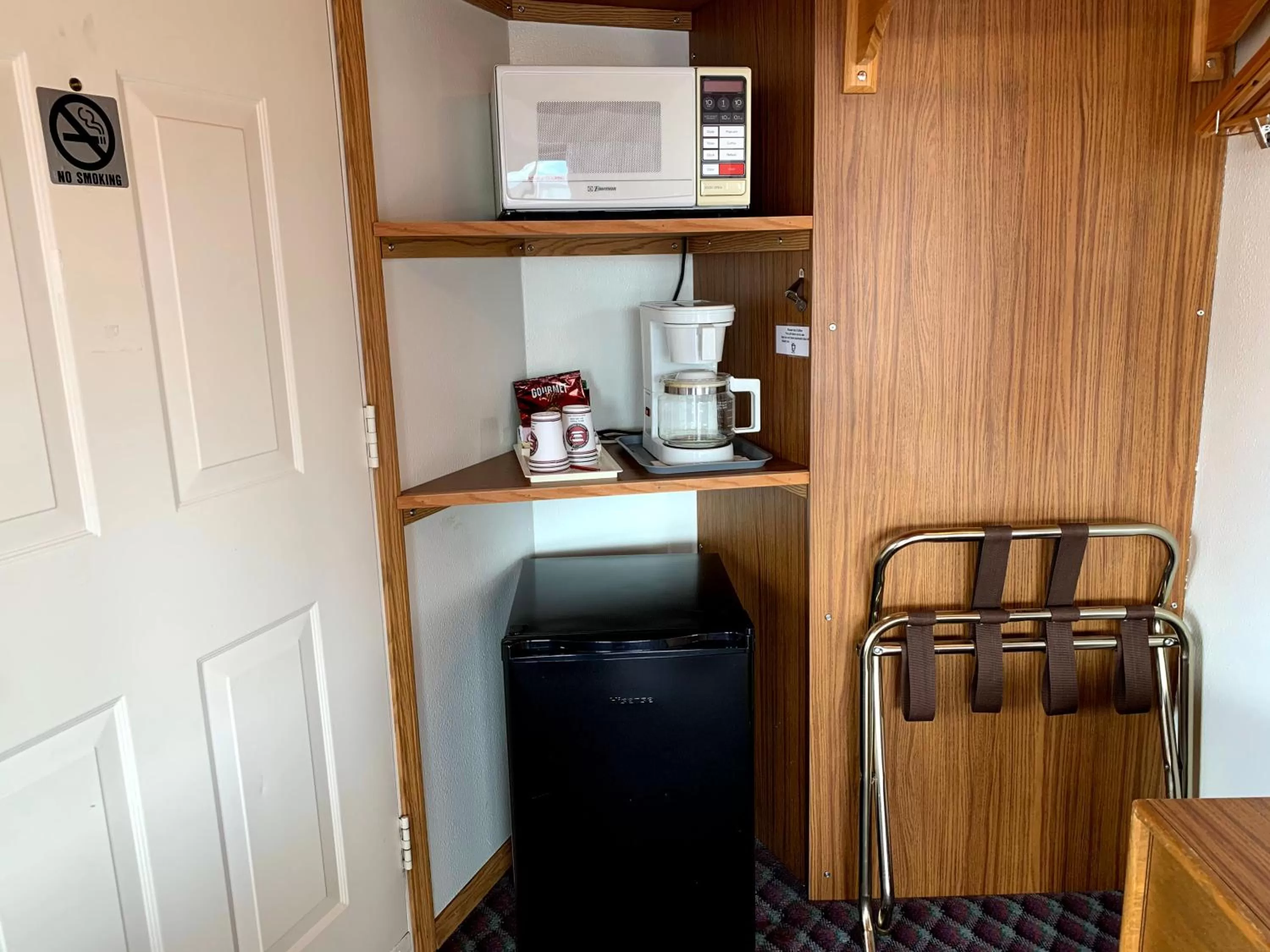 Coffee/tea facilities, TV/Entertainment Center in Smith Rock Resort