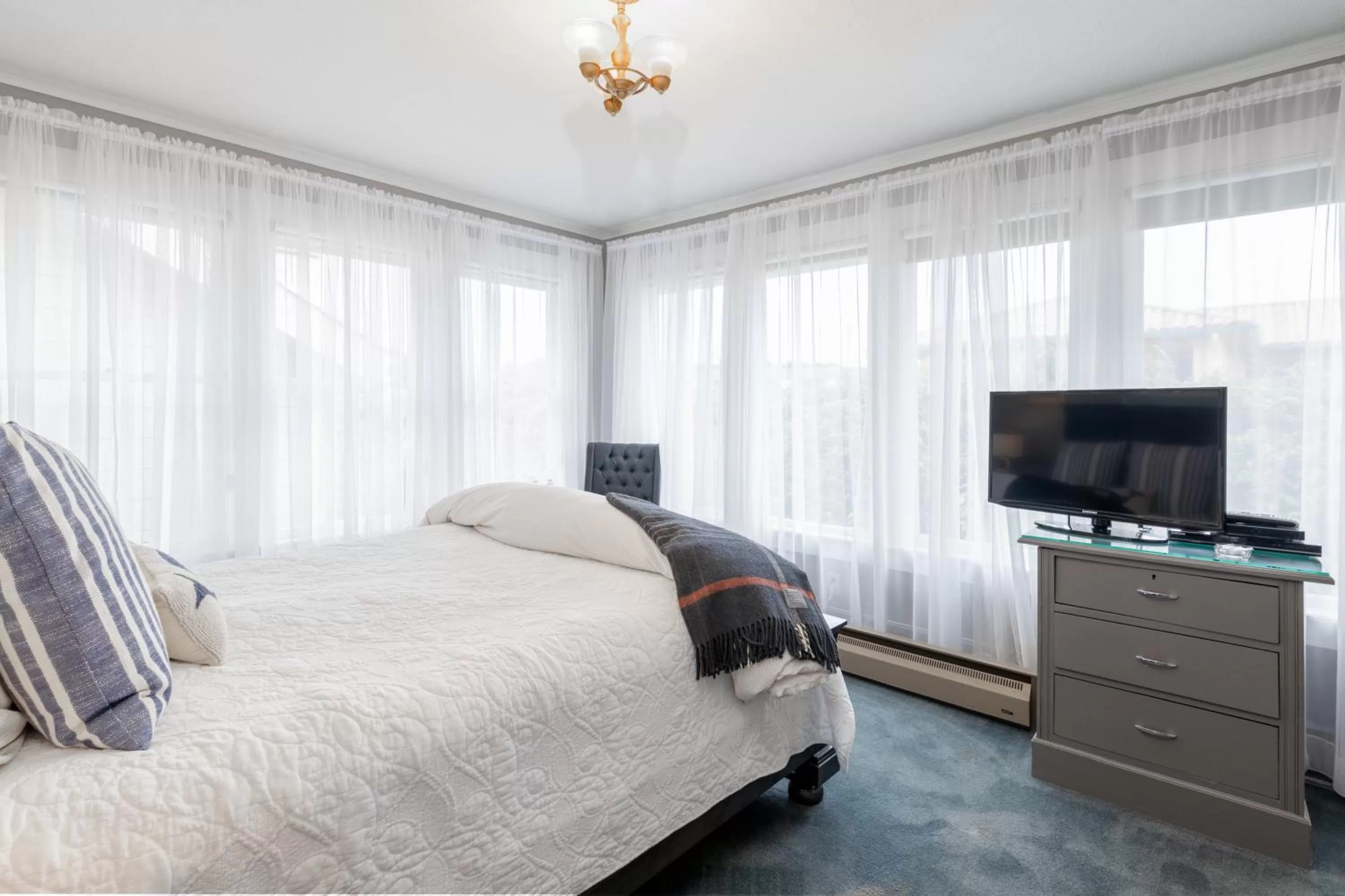 Bed in Nantucket Whale Inn, Half Moon Bay