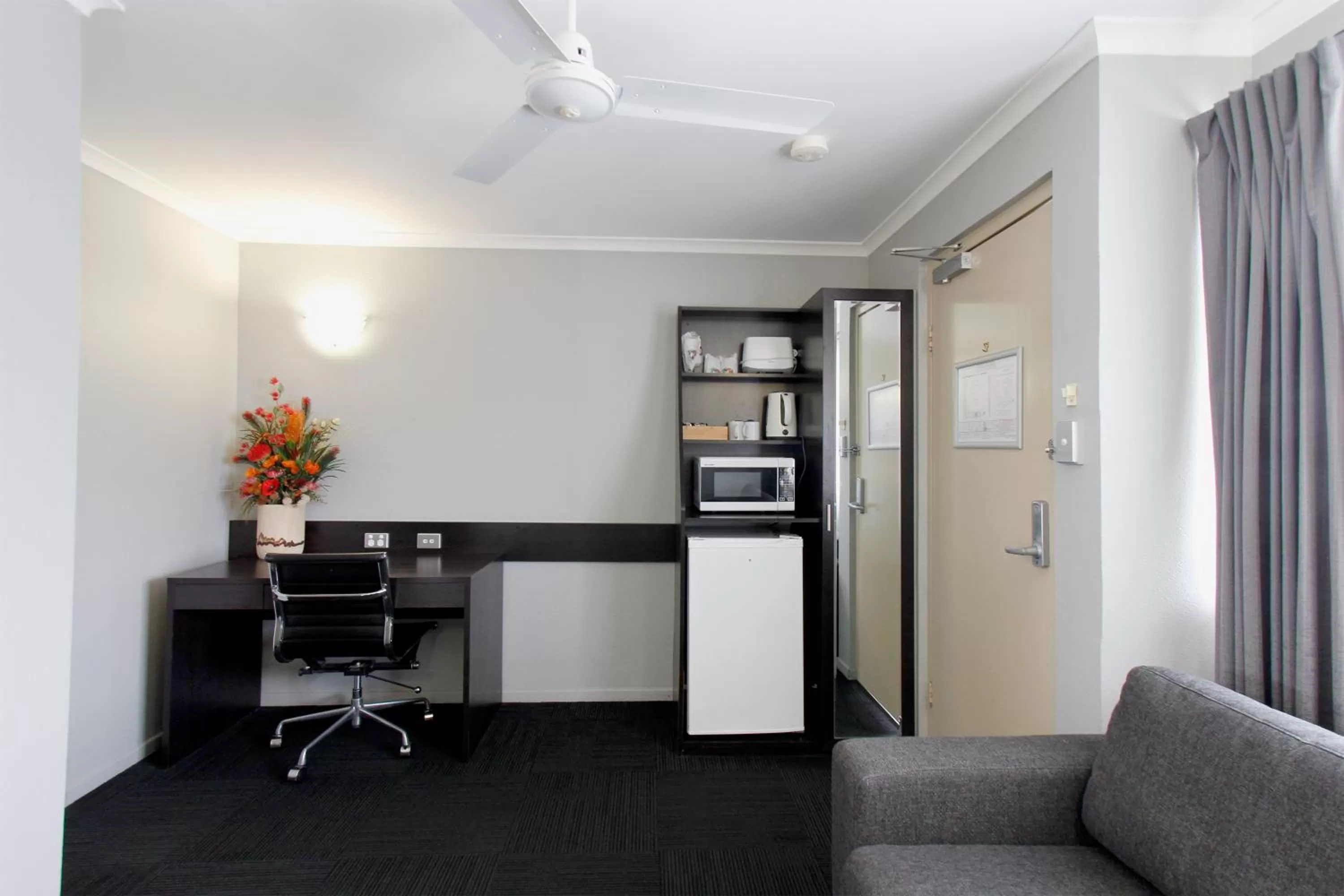 Kitchen or kitchenette in The Stirling Motel