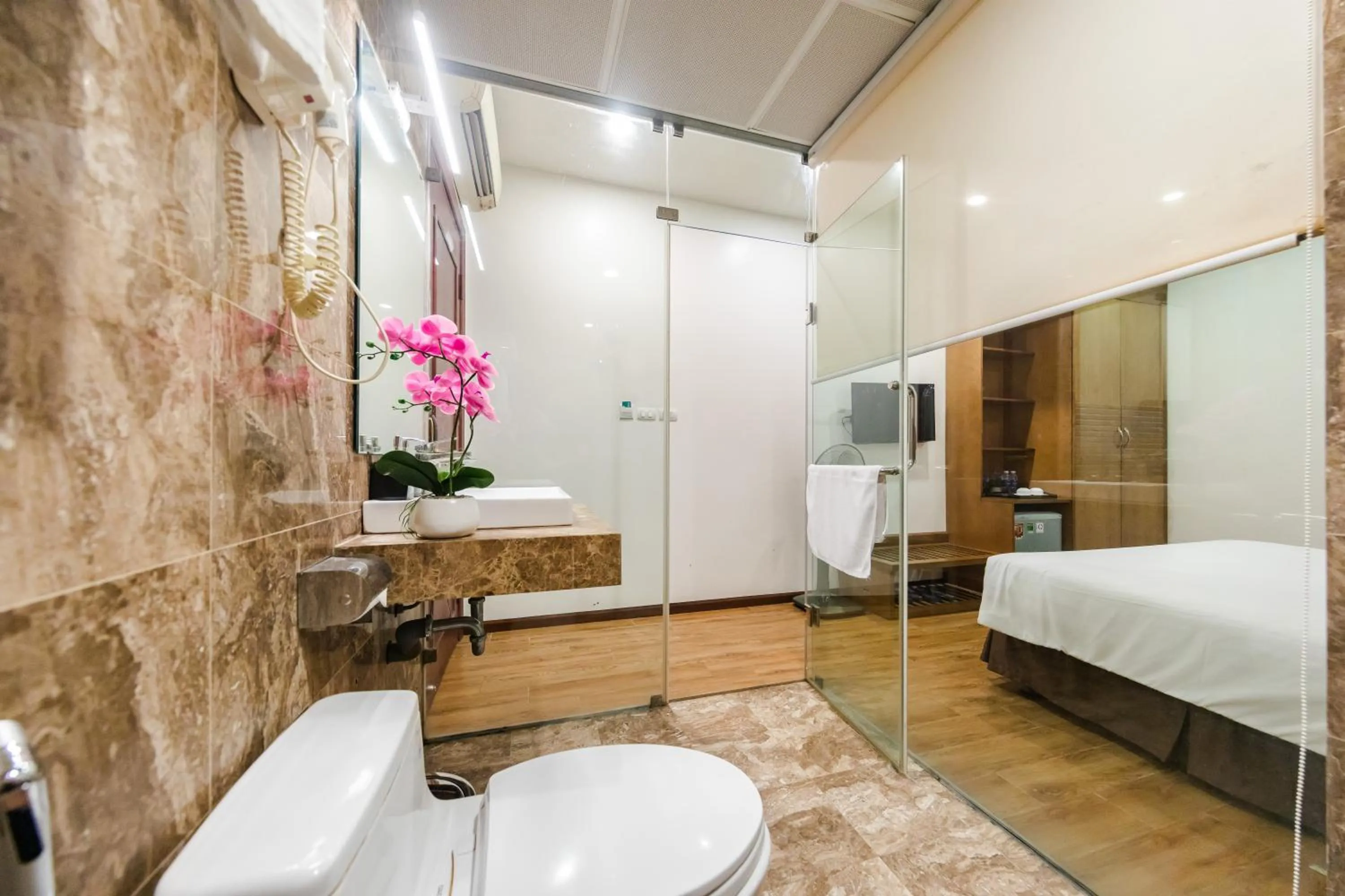 Shower, Bed in One Hotel