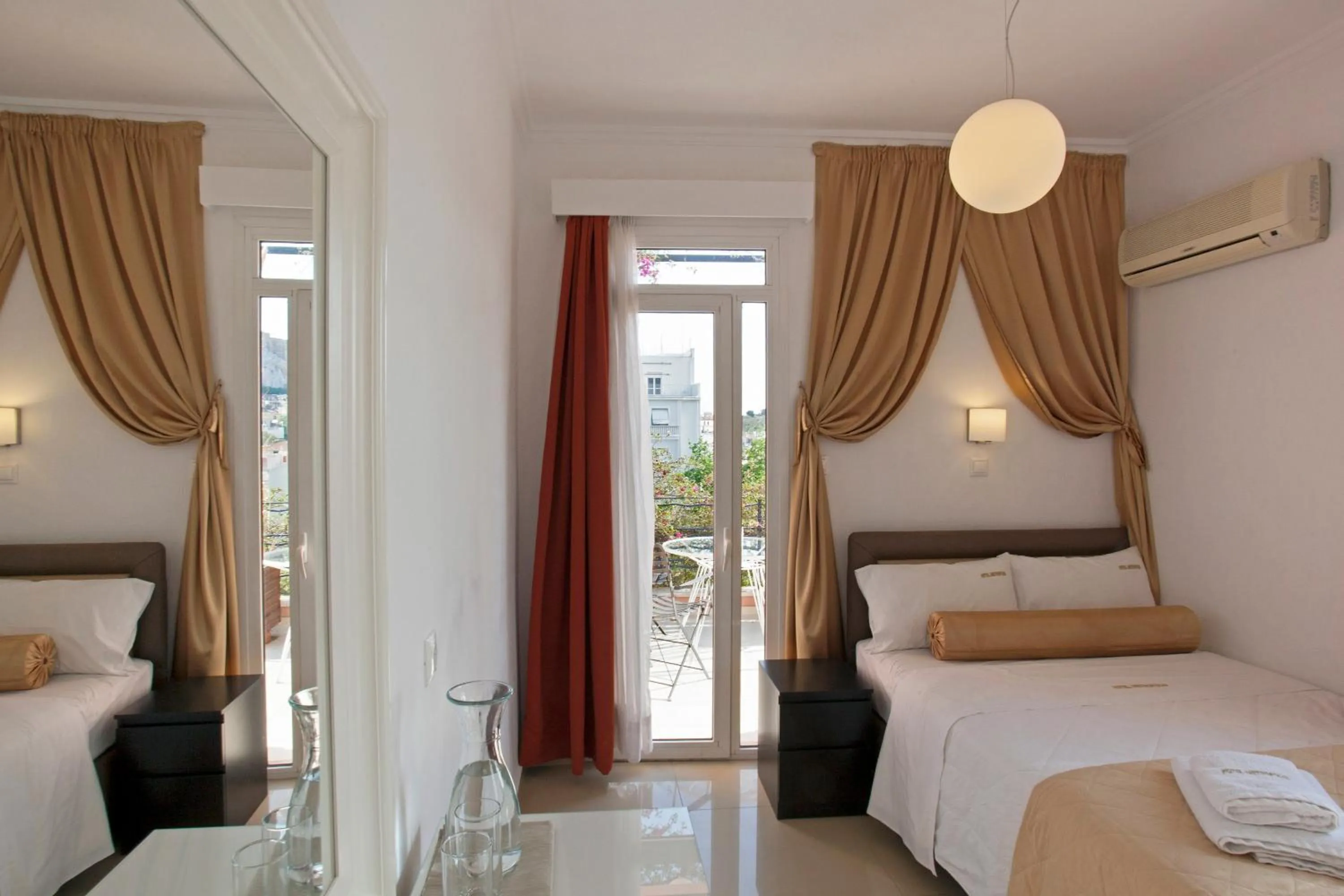 Bed in Metropolis Hotel