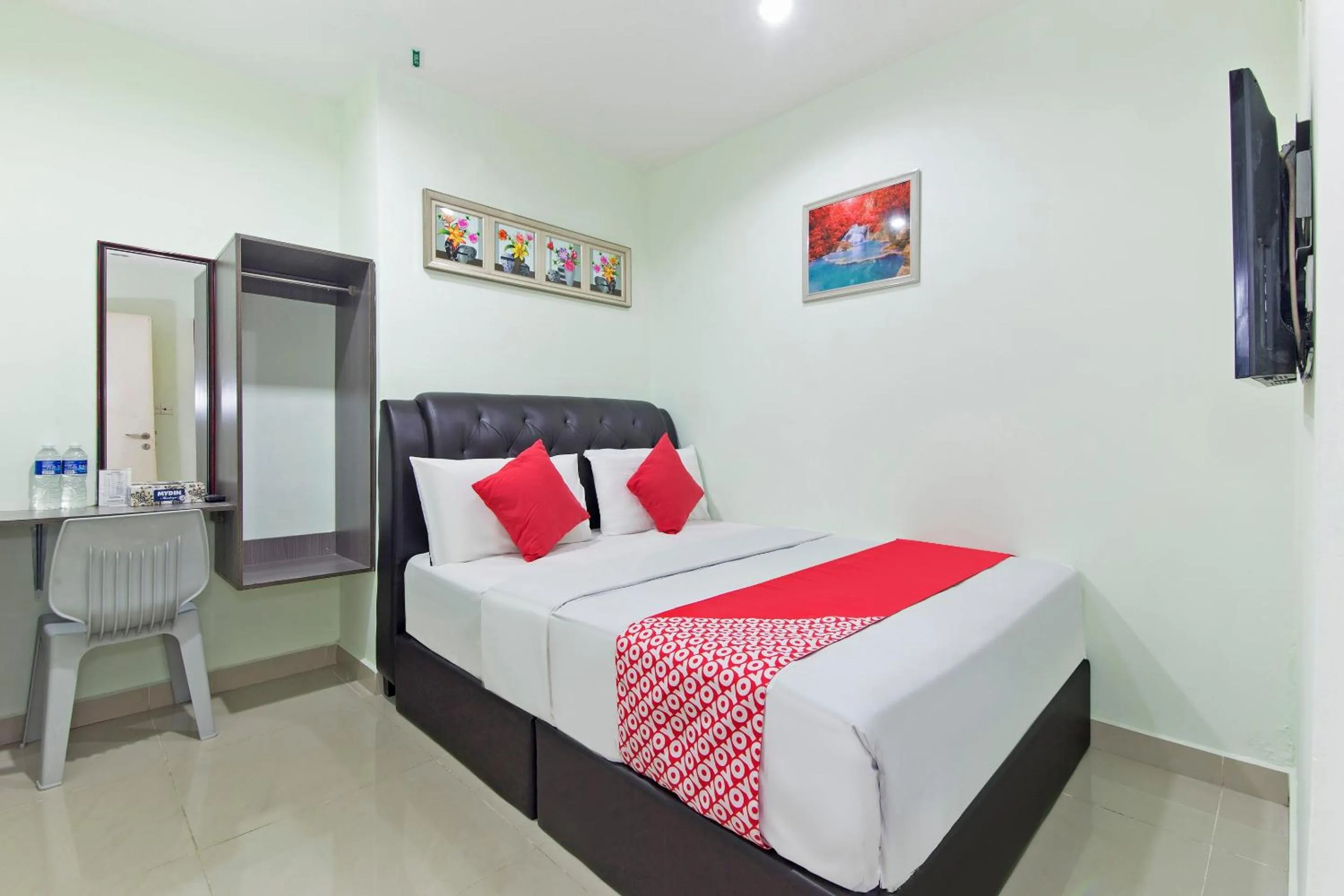 Bedroom, Bed in OYO 444 KL Empire Hotel