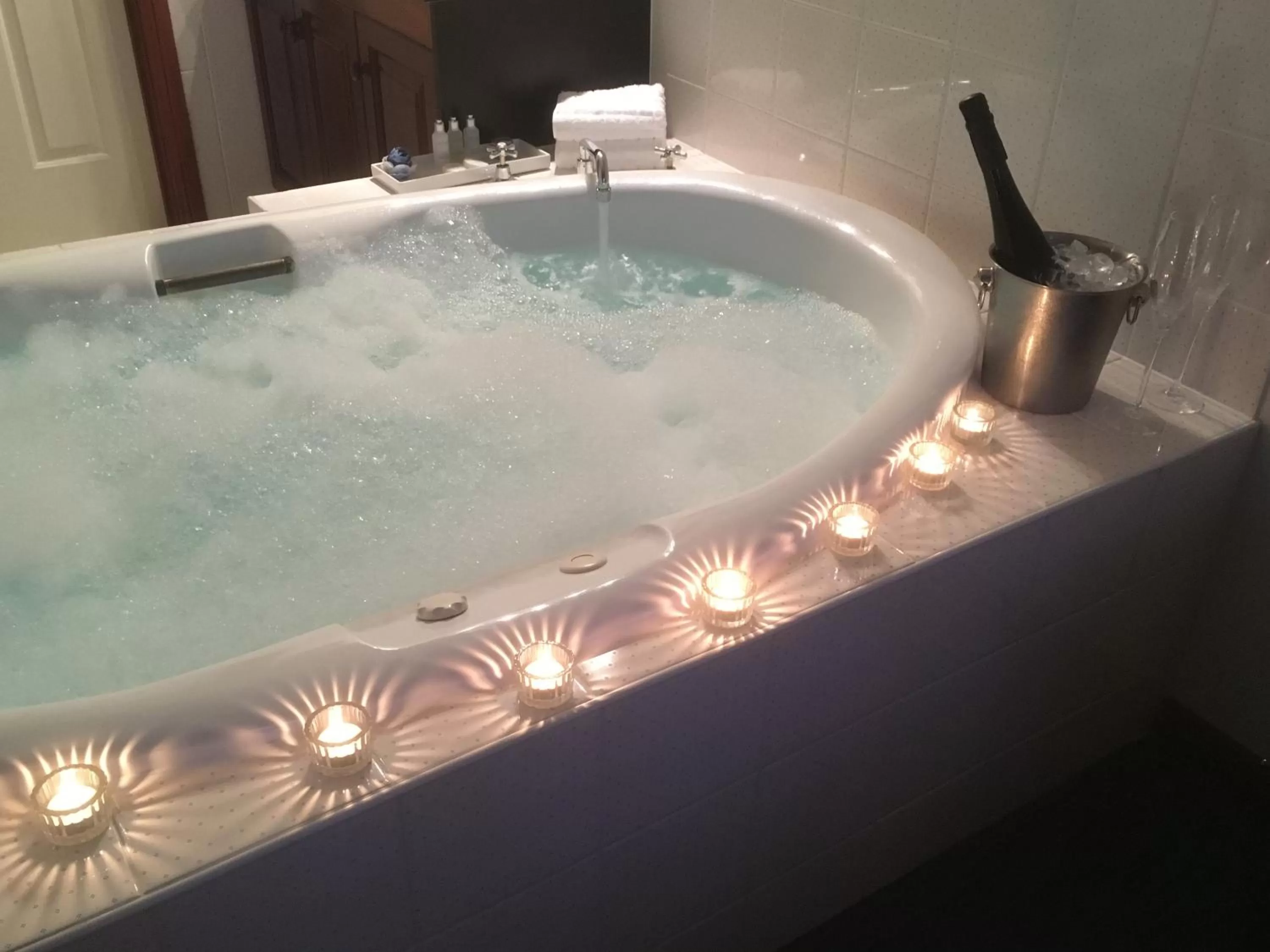 Bathroom in Wine and Roses Bed and Breakfast