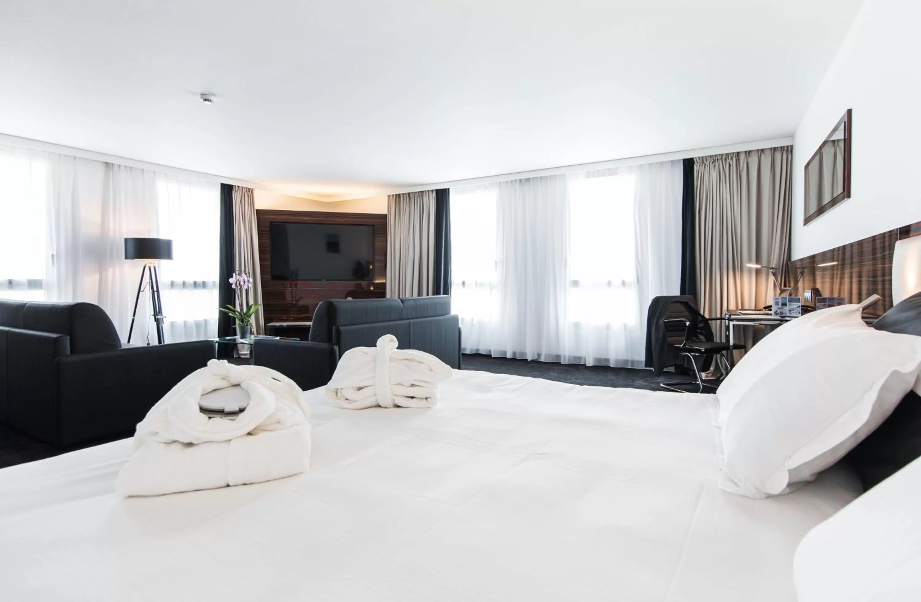 Photo of the whole room, Bed in Westotel Tours Val de Loire