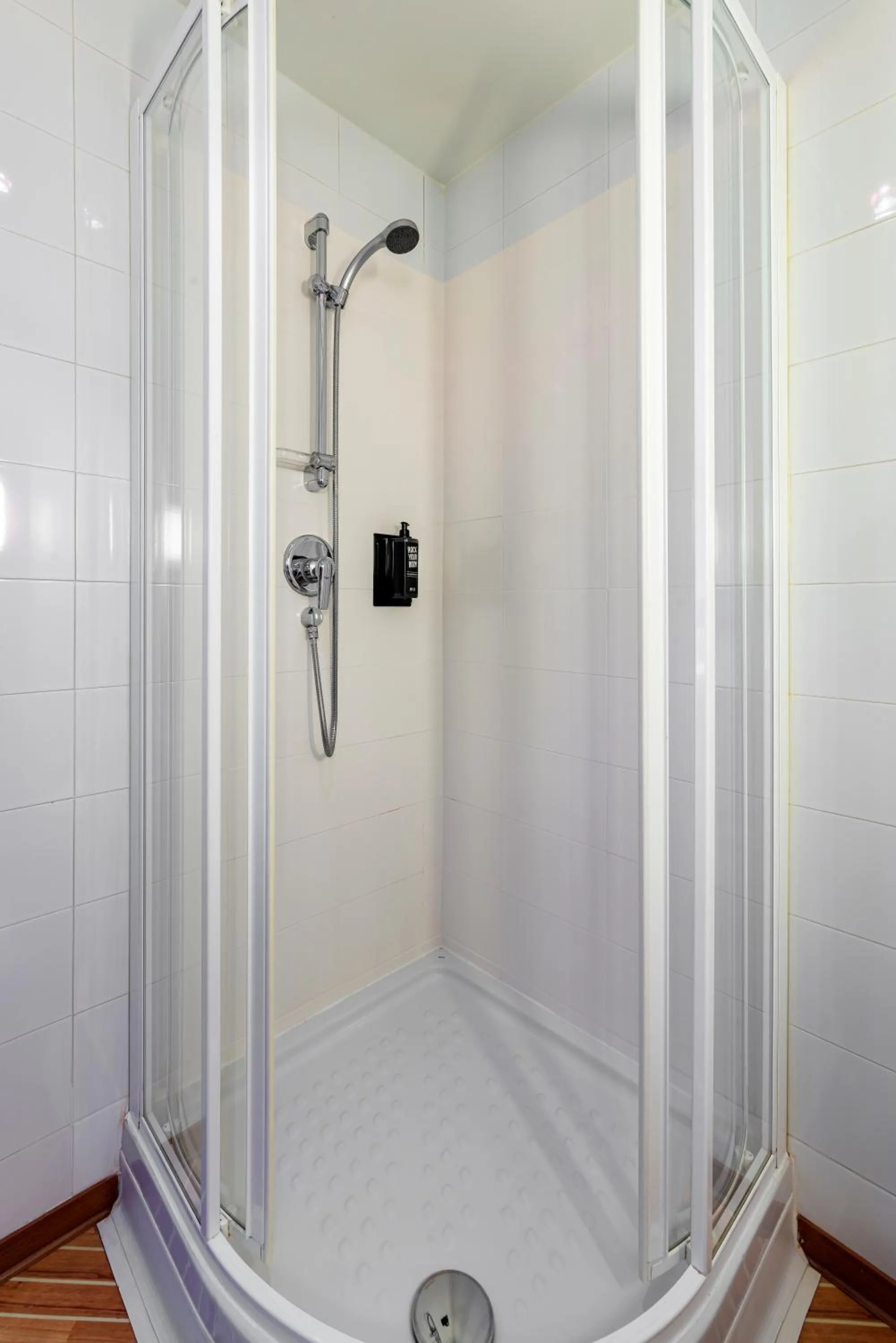 Shower in Ibis Madrid Getafe