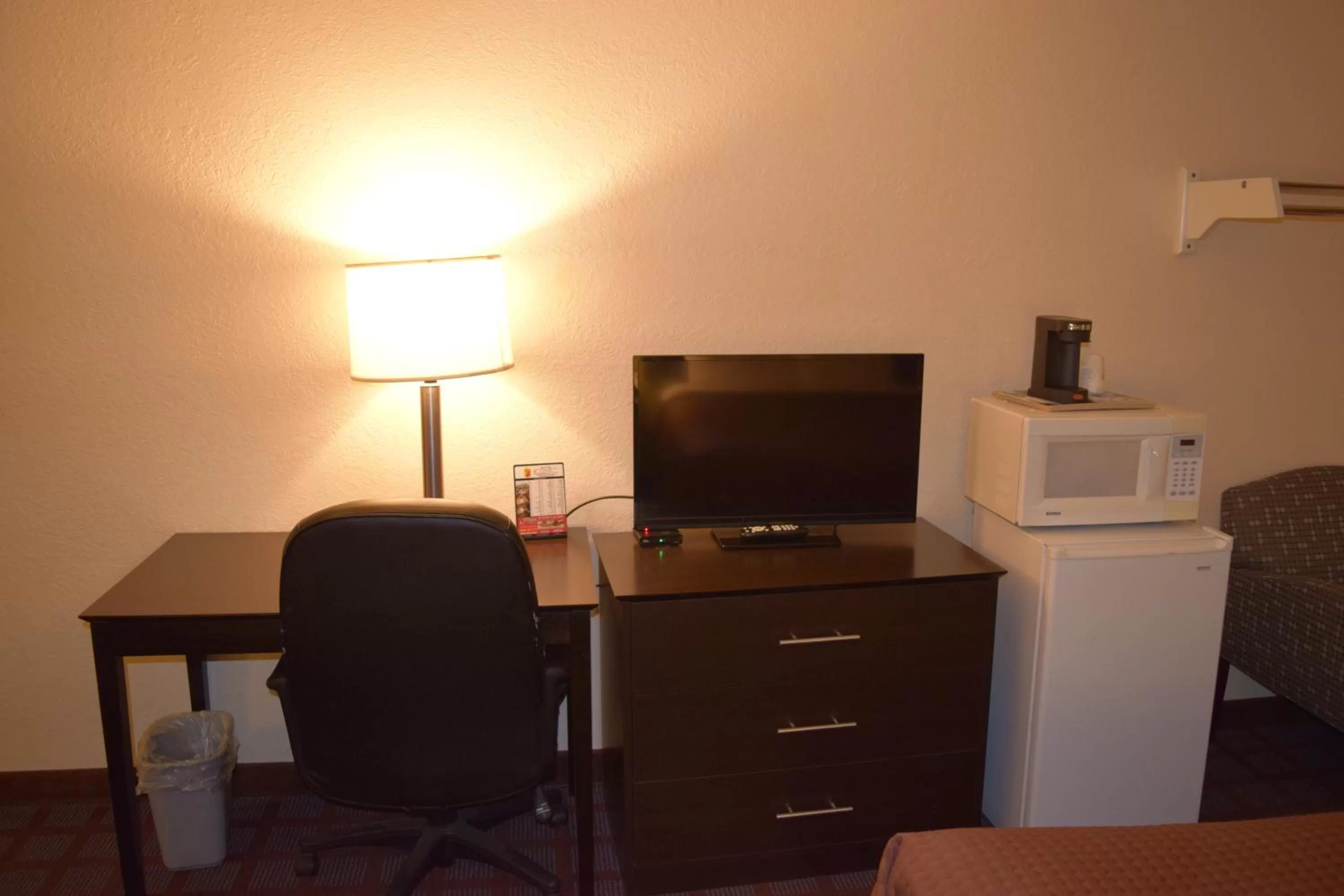 TV and multimedia in Super 8 by Wyndham Saginaw