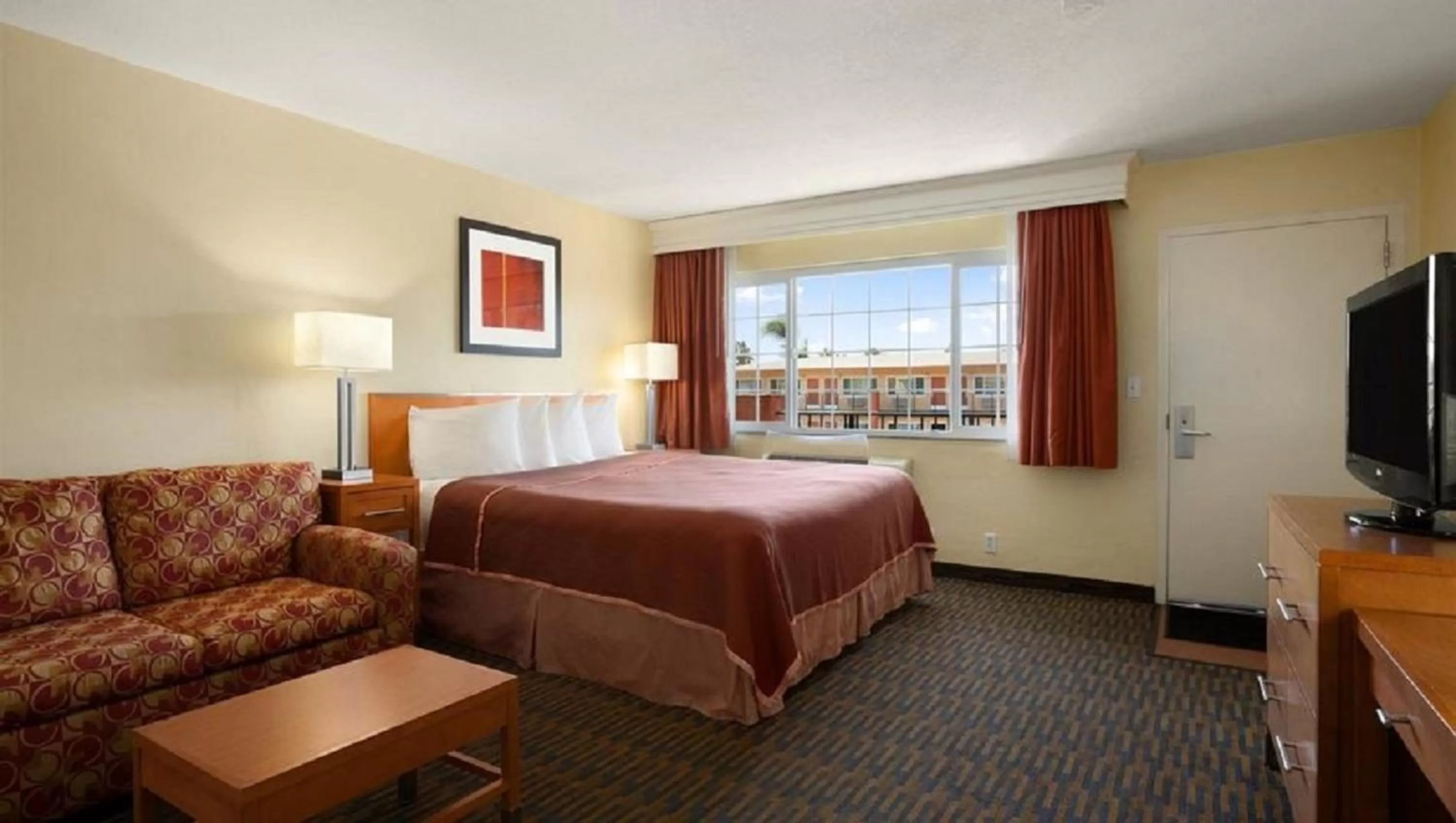 Photo of the whole room, Bed in Howard Johnson by Wyndham San Diego Sea World