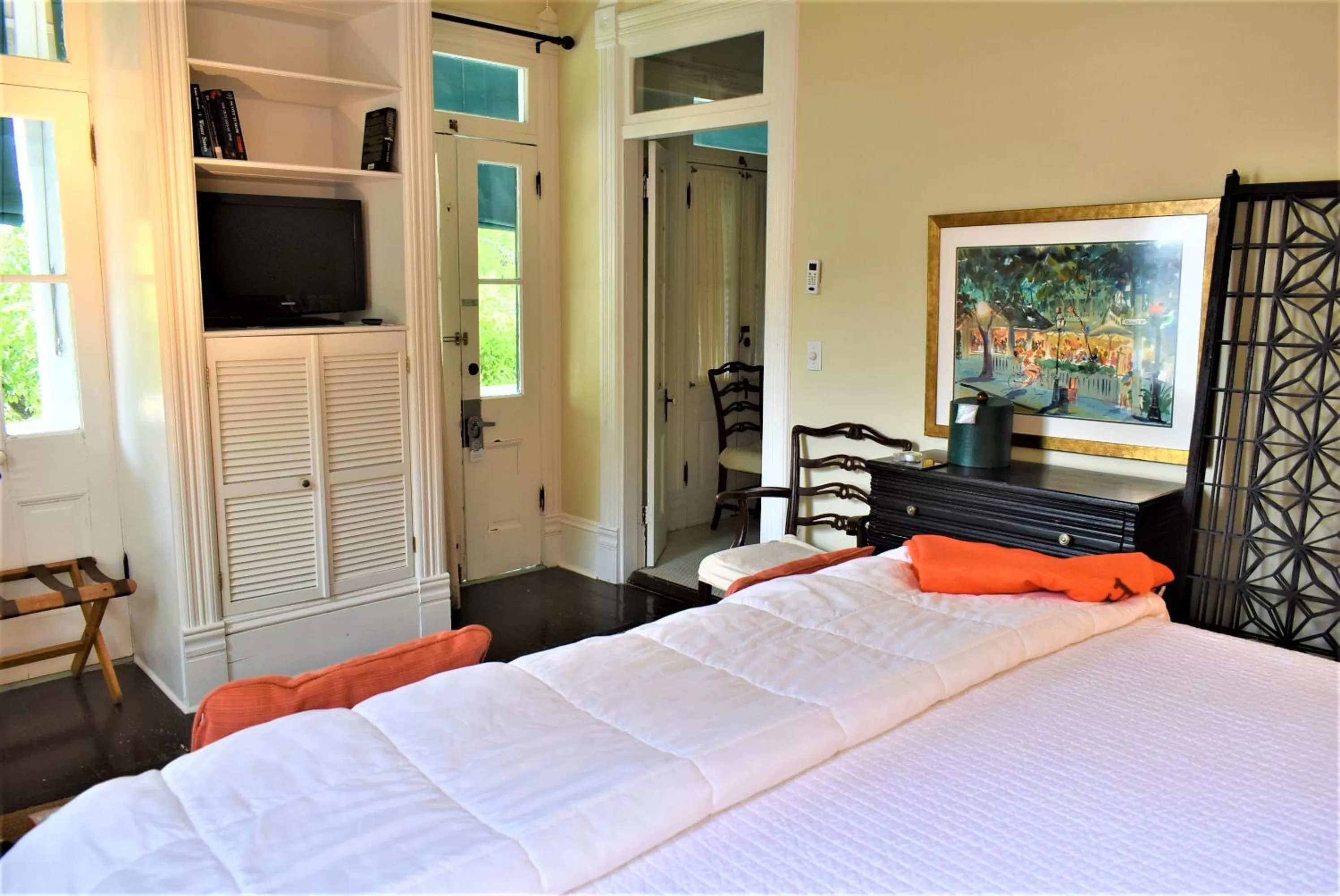 Photo of the whole room, Bed in Simonton Court Historic Inn & Cottages