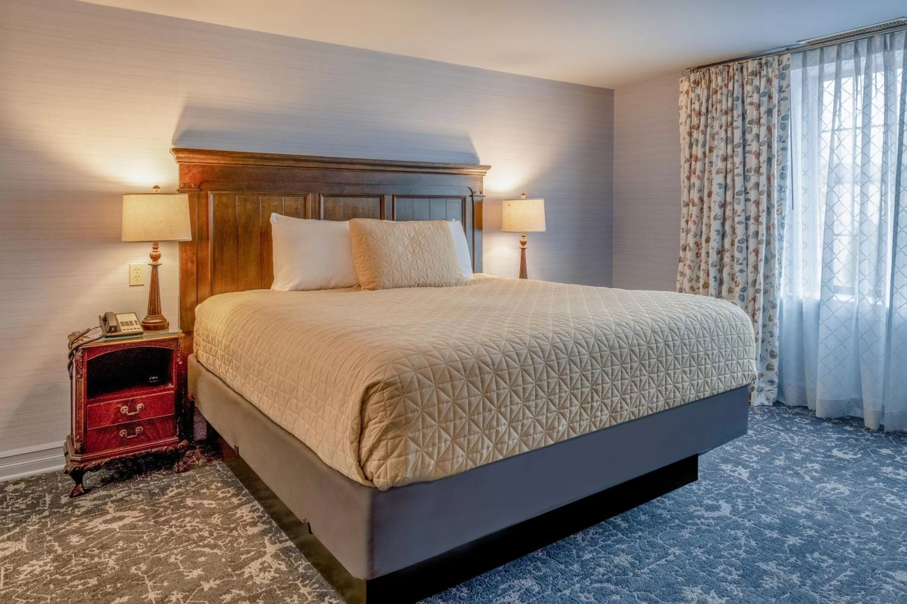 Bedroom, Bed in Red Coach Inn