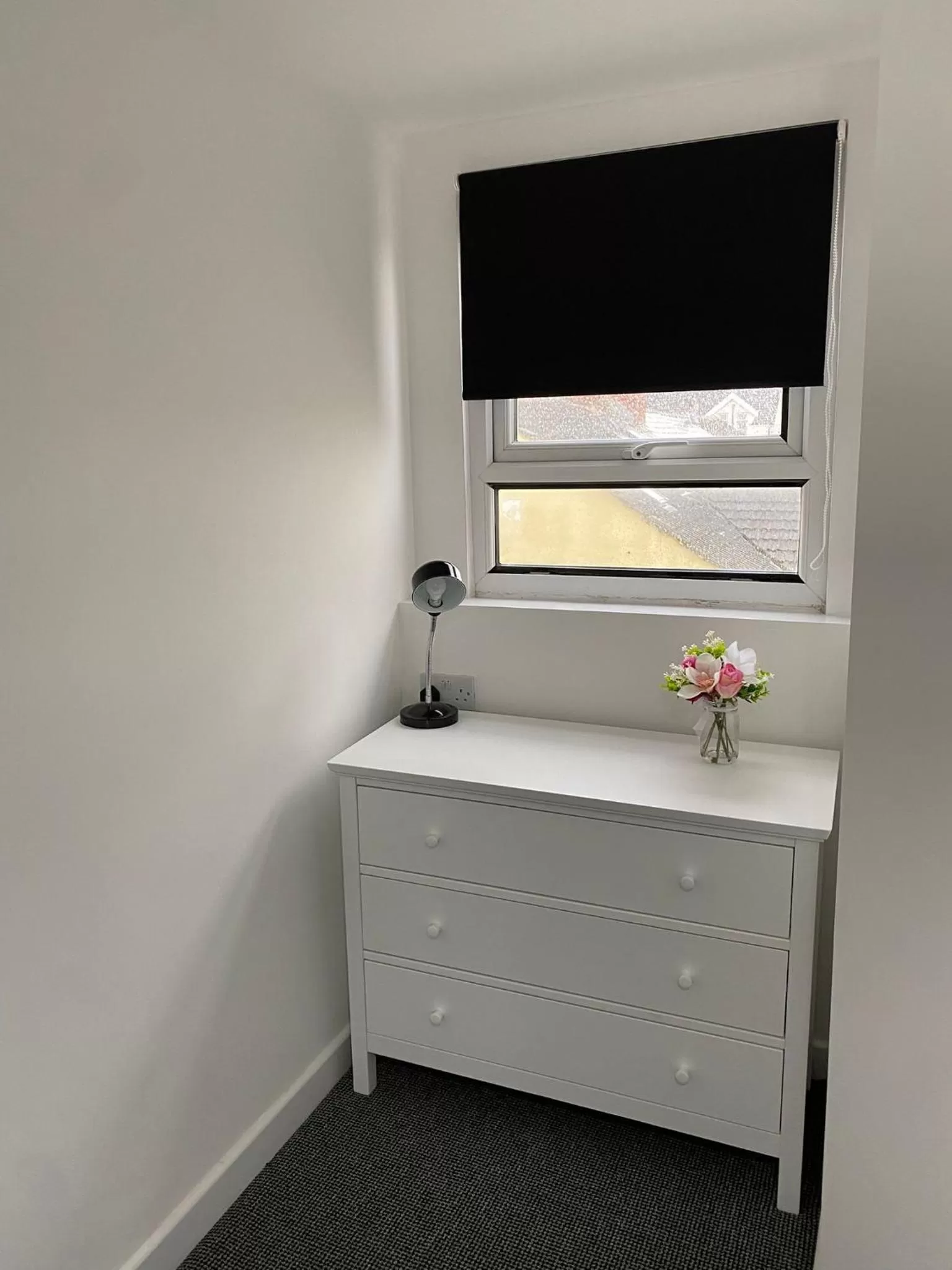 Coffee/tea facilities, TV/Entertainment Center in Langley House Hotel