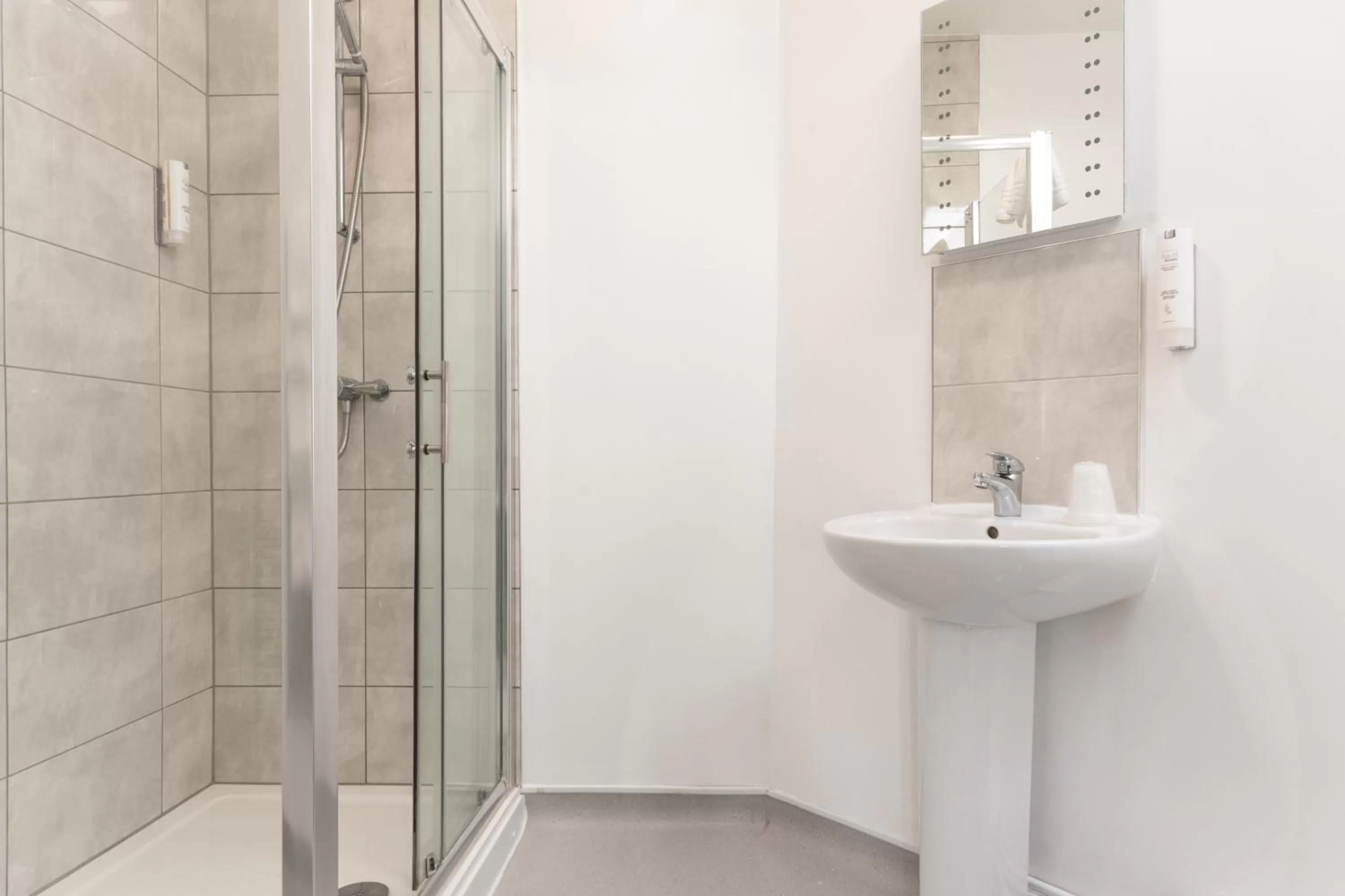 Shower in Plough Hotel