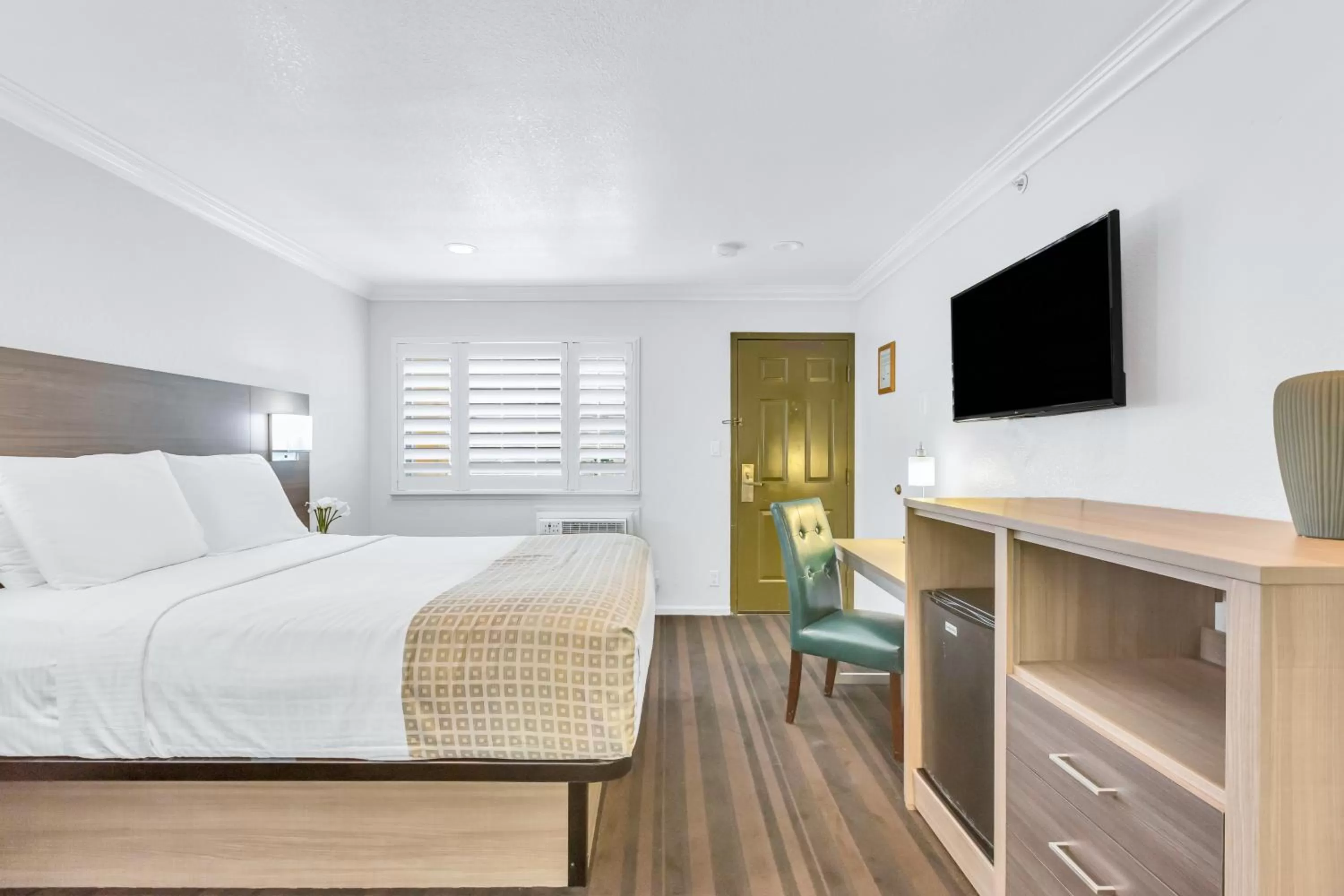 Bed in Napa Valley Hotel & Suites