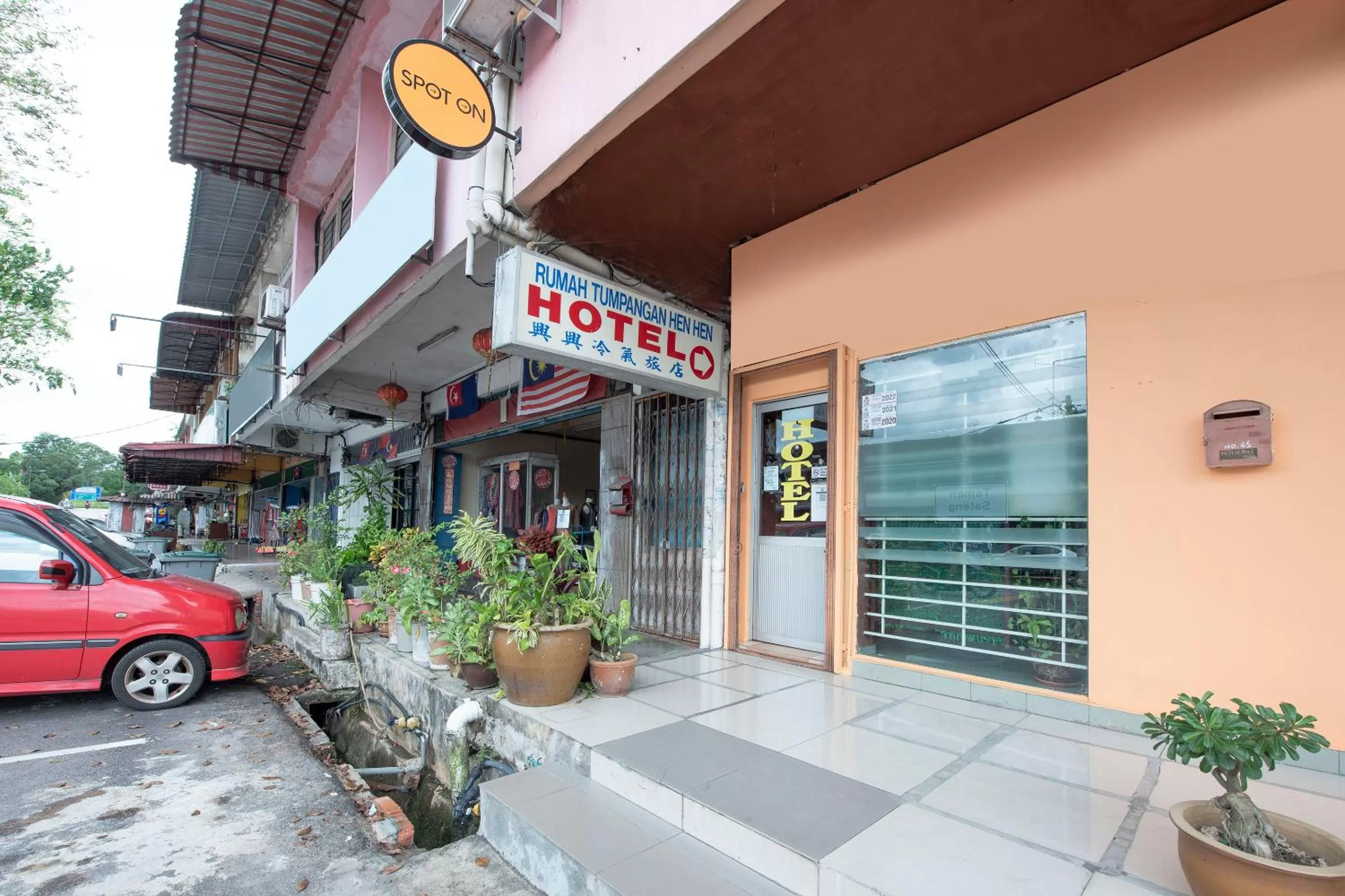 Facade/entrance in SPOT ON 90305 Hen Hen Hotel