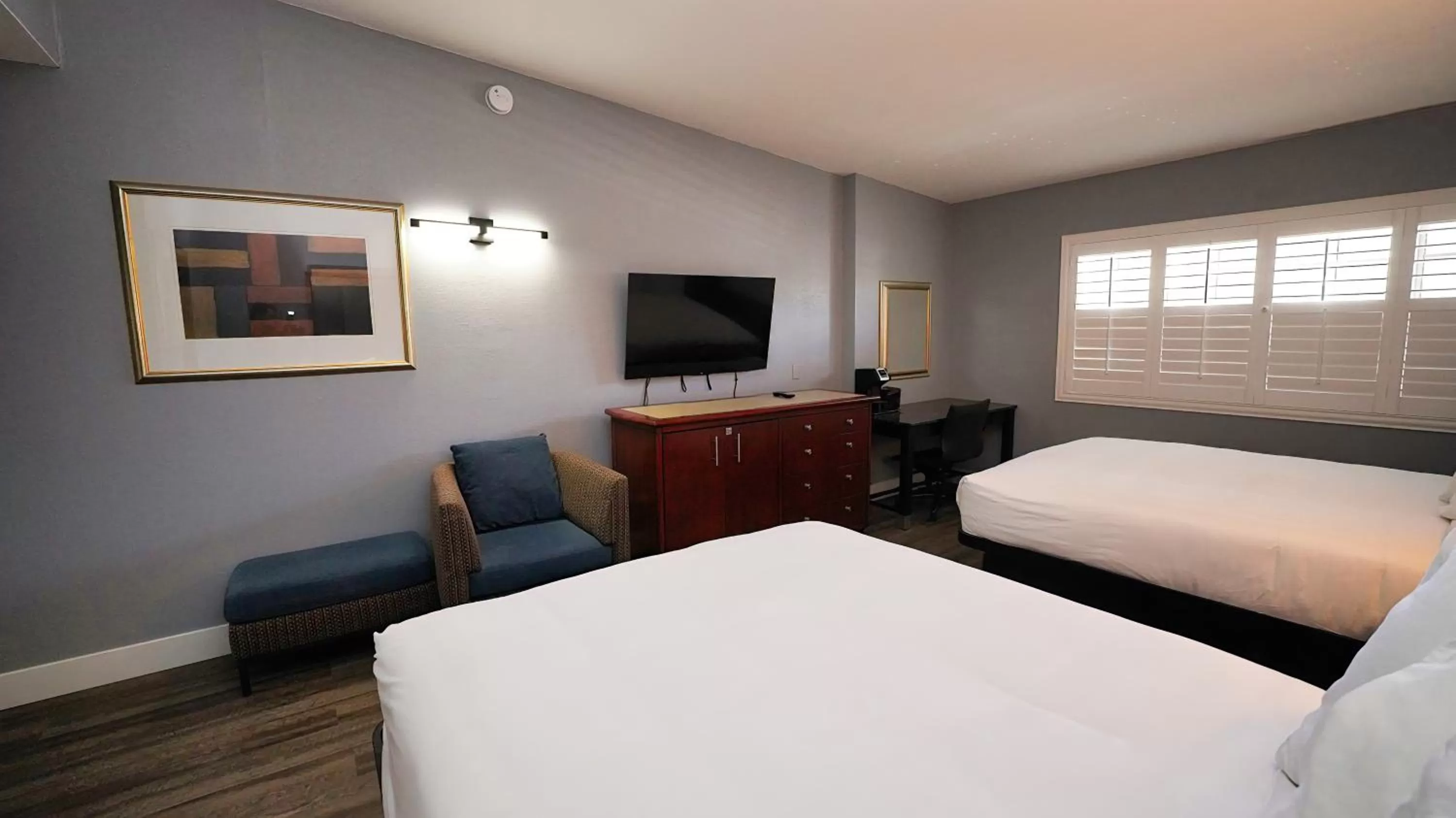 TV and multimedia, Bed in SeaSide Inn & Suites