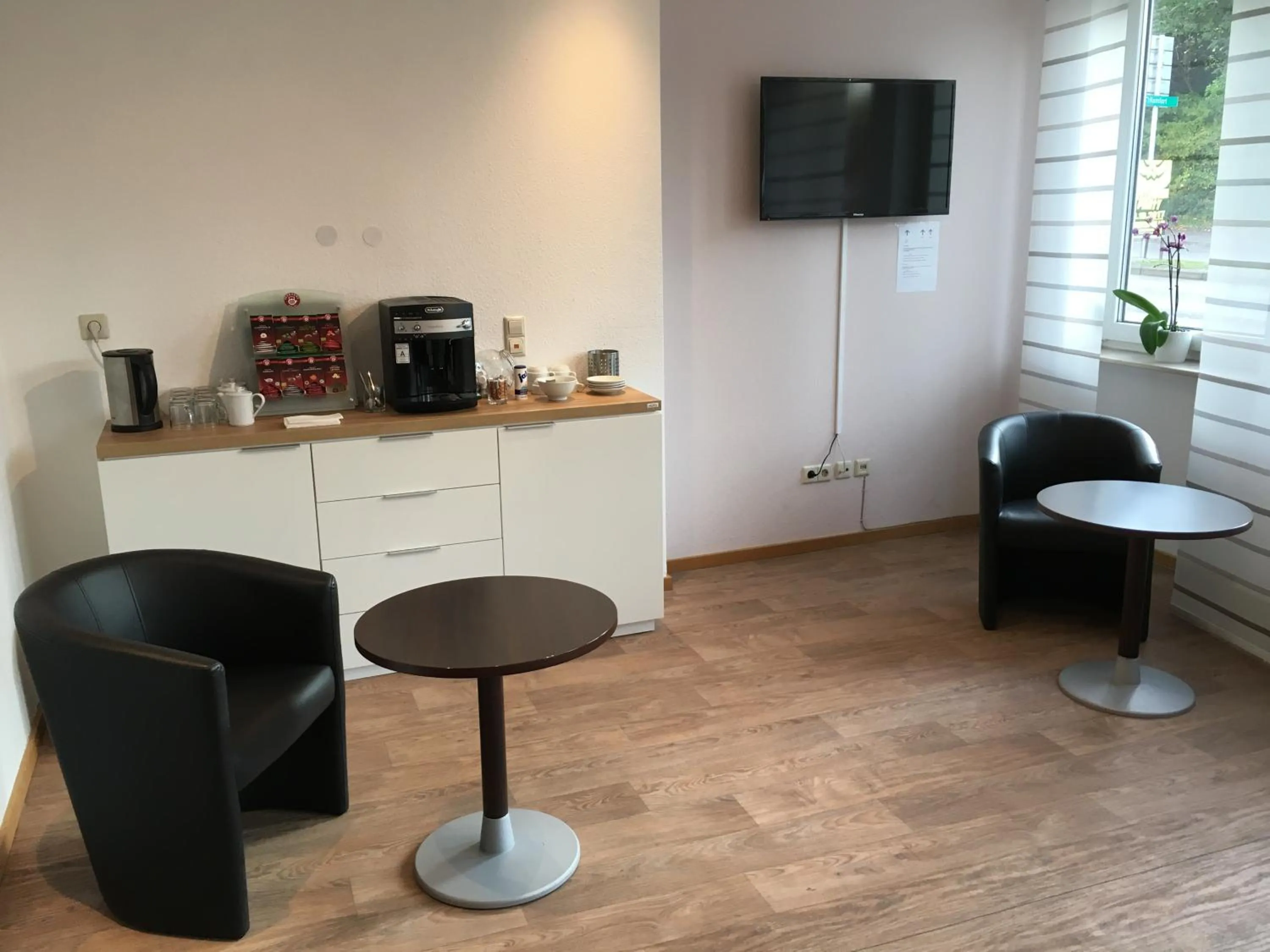 Communal lounge/ TV room in Komfort Hotel Ludwigsburg