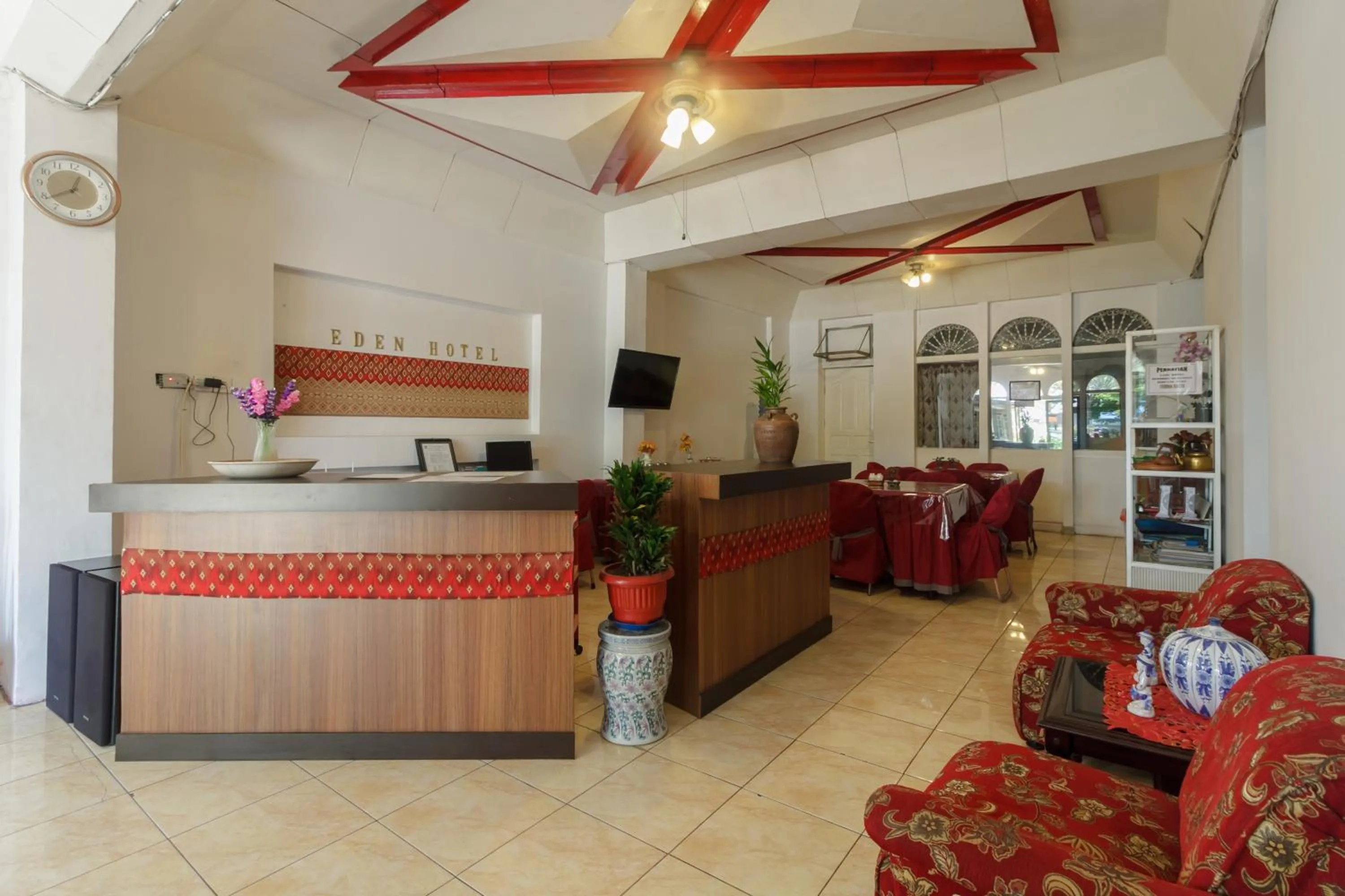 Lobby or reception in RedDoorz Syariah near Universitas Negeri Padang