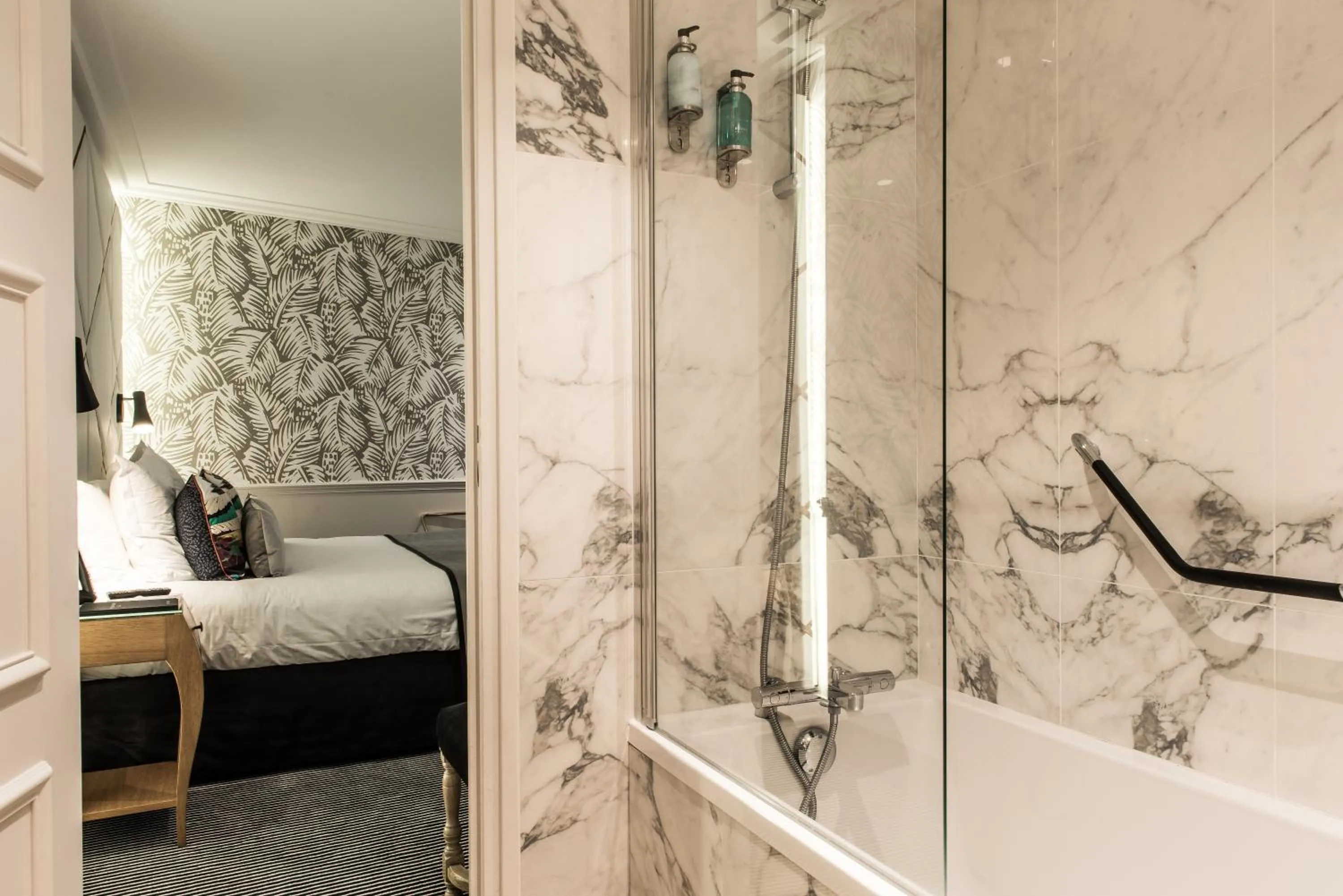 Bathroom, Bed in Hôtel Jardin Le Bréa