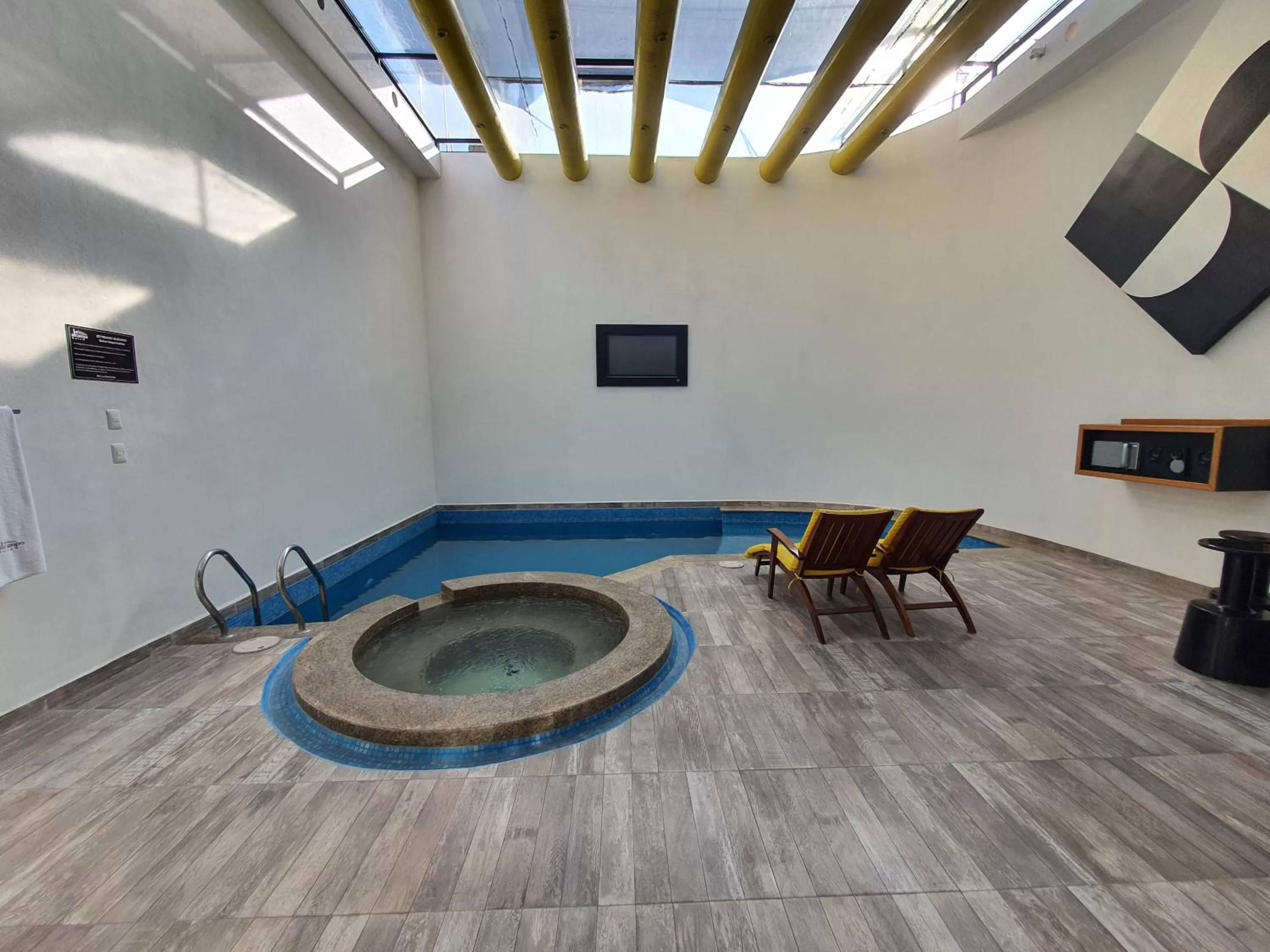 Swimming Pool in Hotel Alcampo