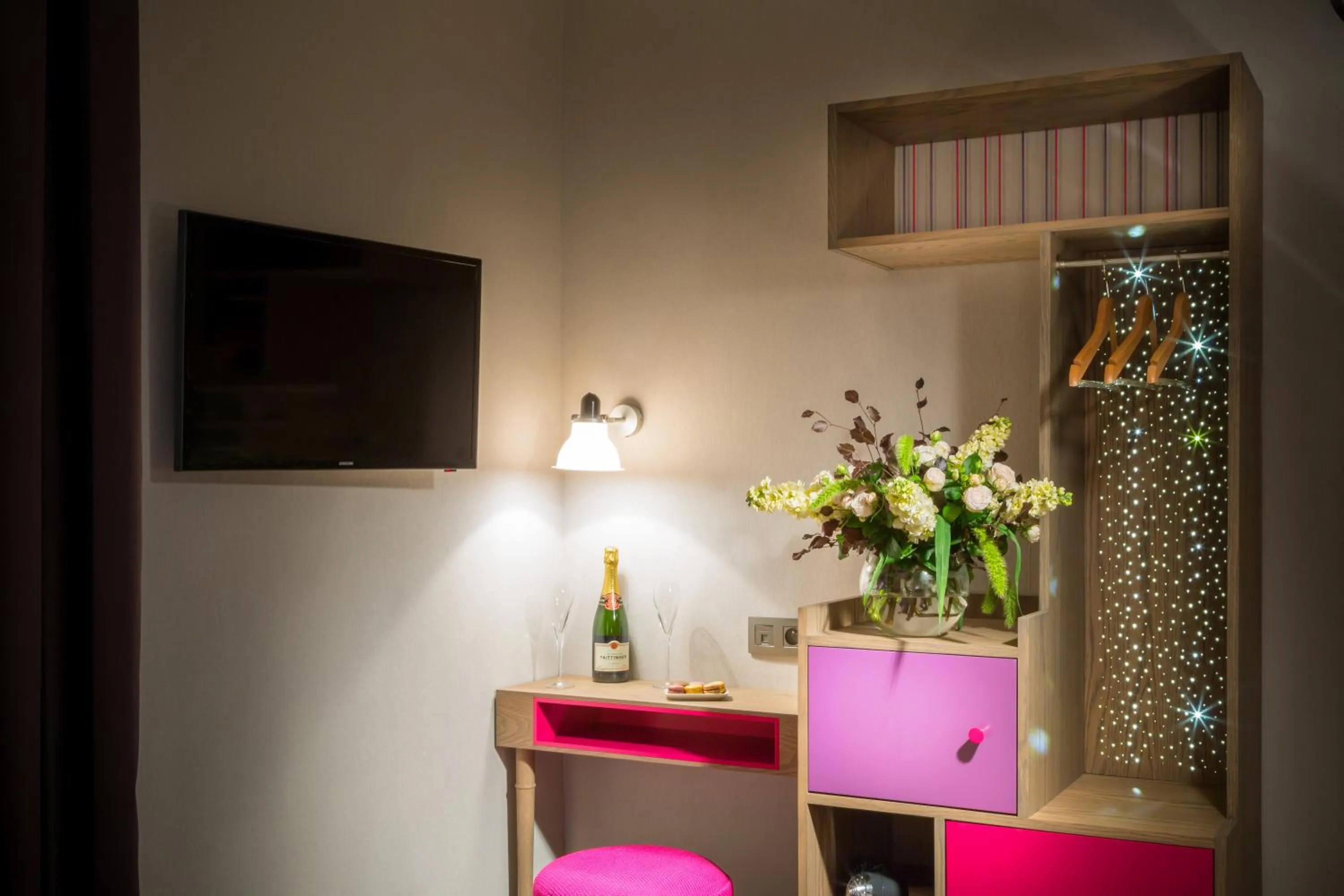 TV and multimedia in Hôtel La Parizienne - Proche Montparnasse